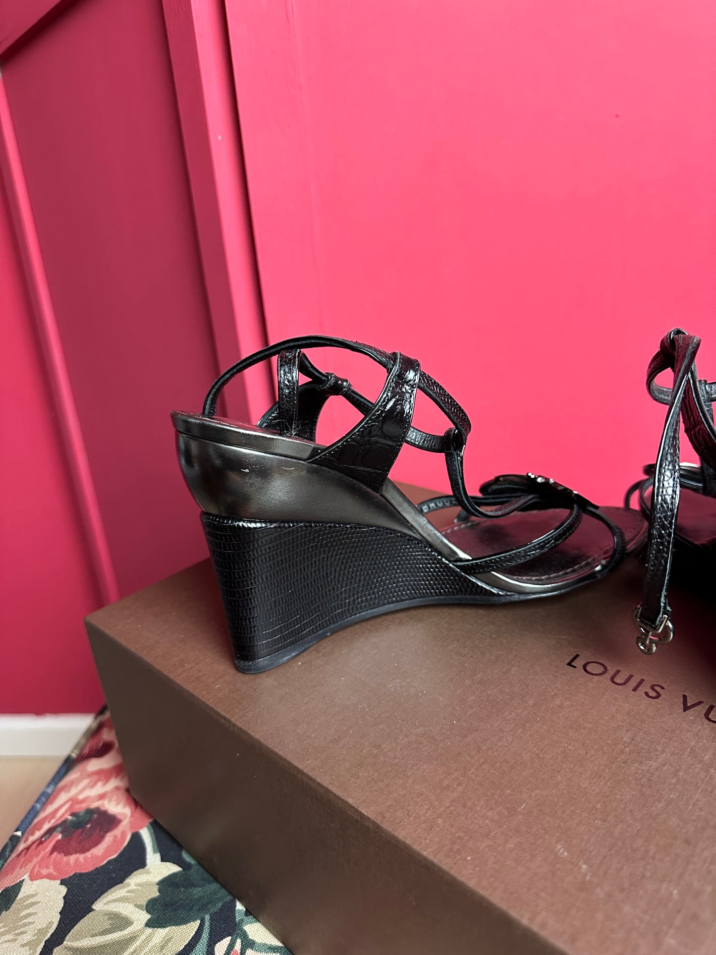 Escarpins compensés papillon Louis Vuitton noirs