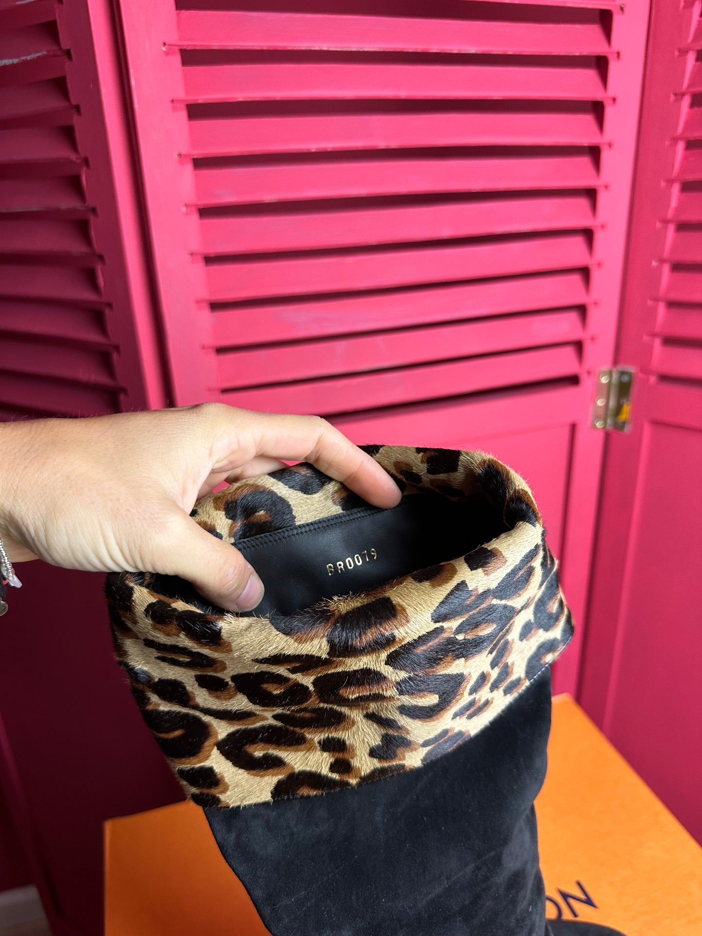 Bottes en daim Louis Vuitton noir/imprimé panthère