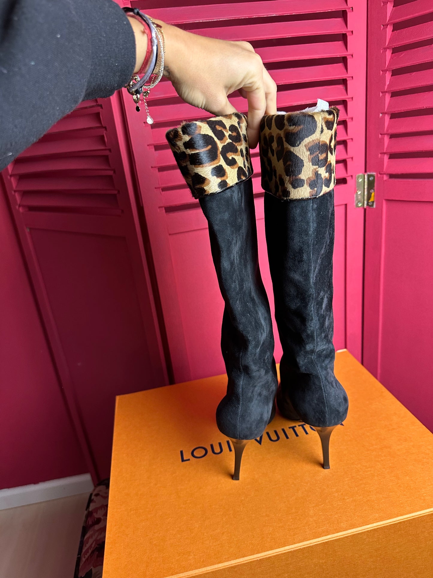 Bottes en daim Louis Vuitton noir/imprimé panthère