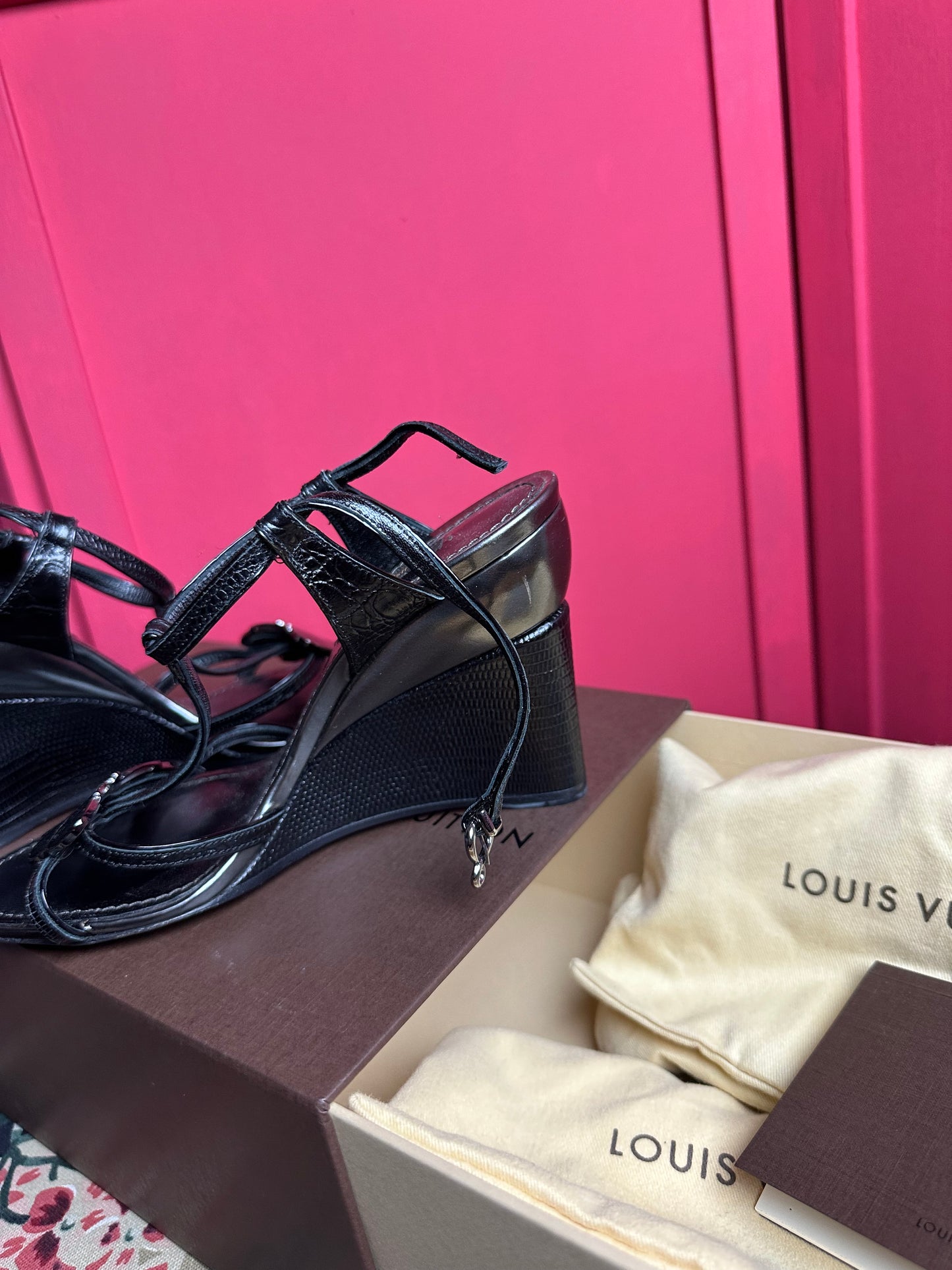 Escarpins compensés papillon Louis Vuitton noirs