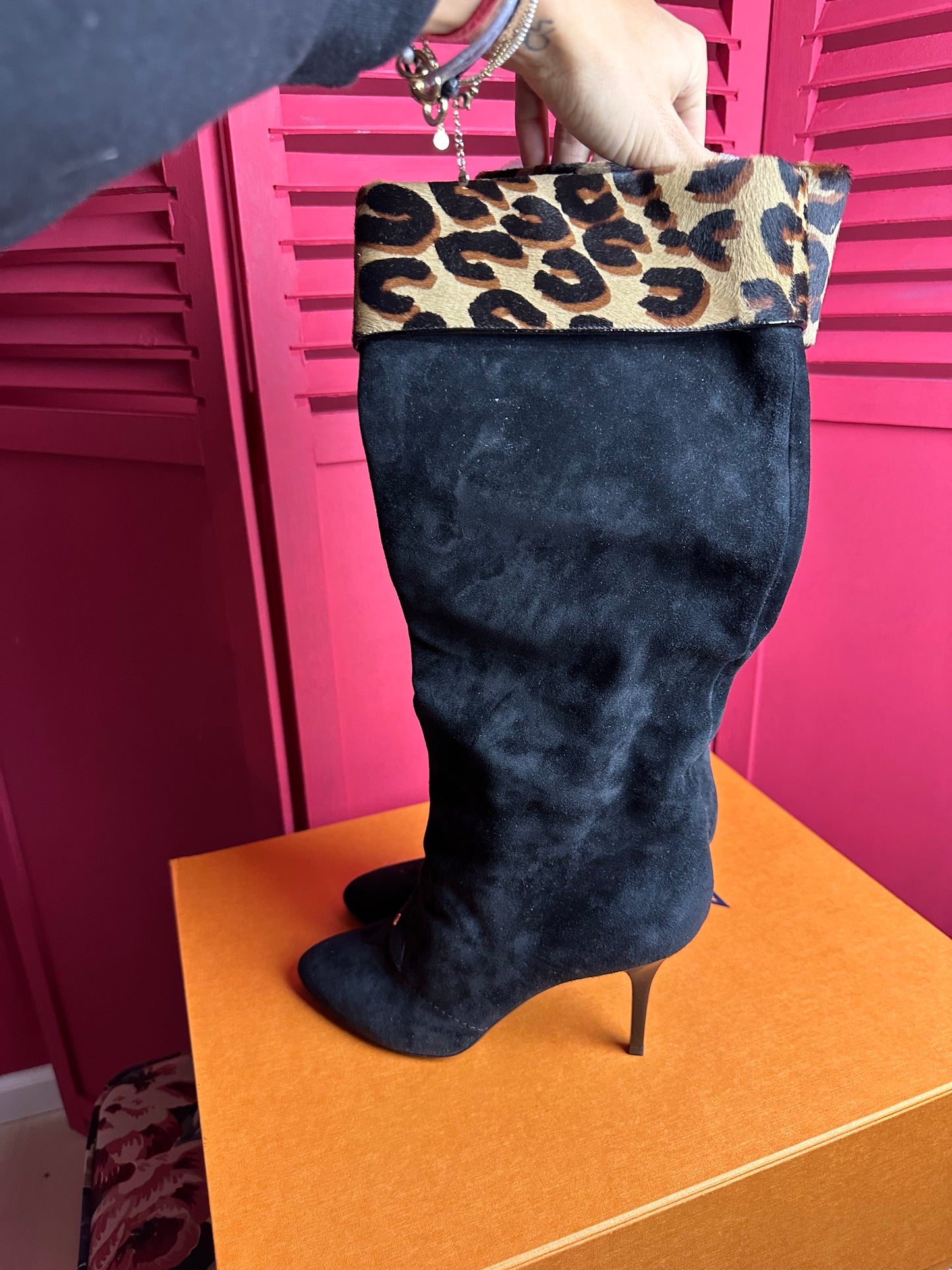 Bottes en daim Louis Vuitton noir/imprimé panthère