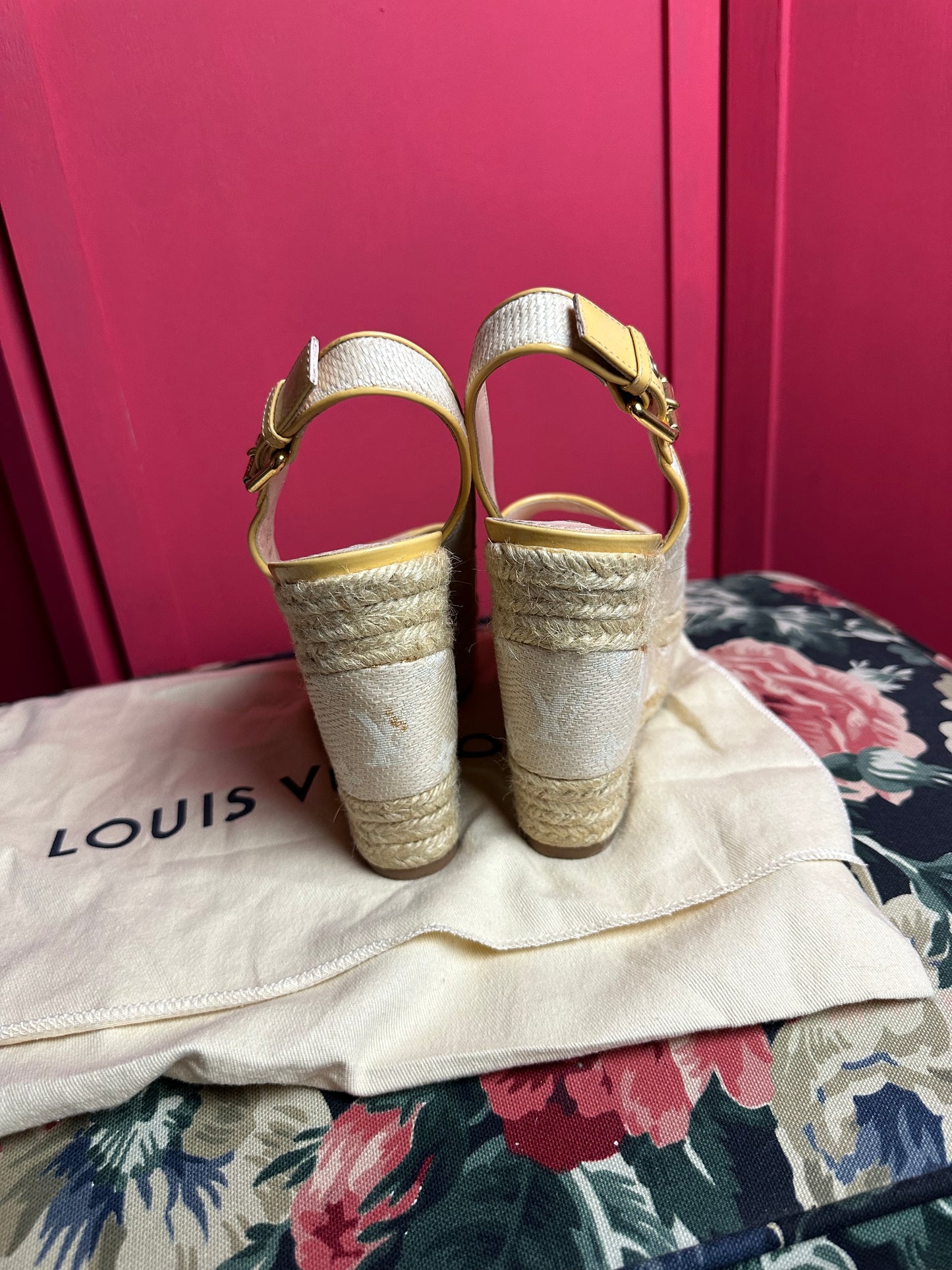 Escarpins compensés beiges Louis Vuitton