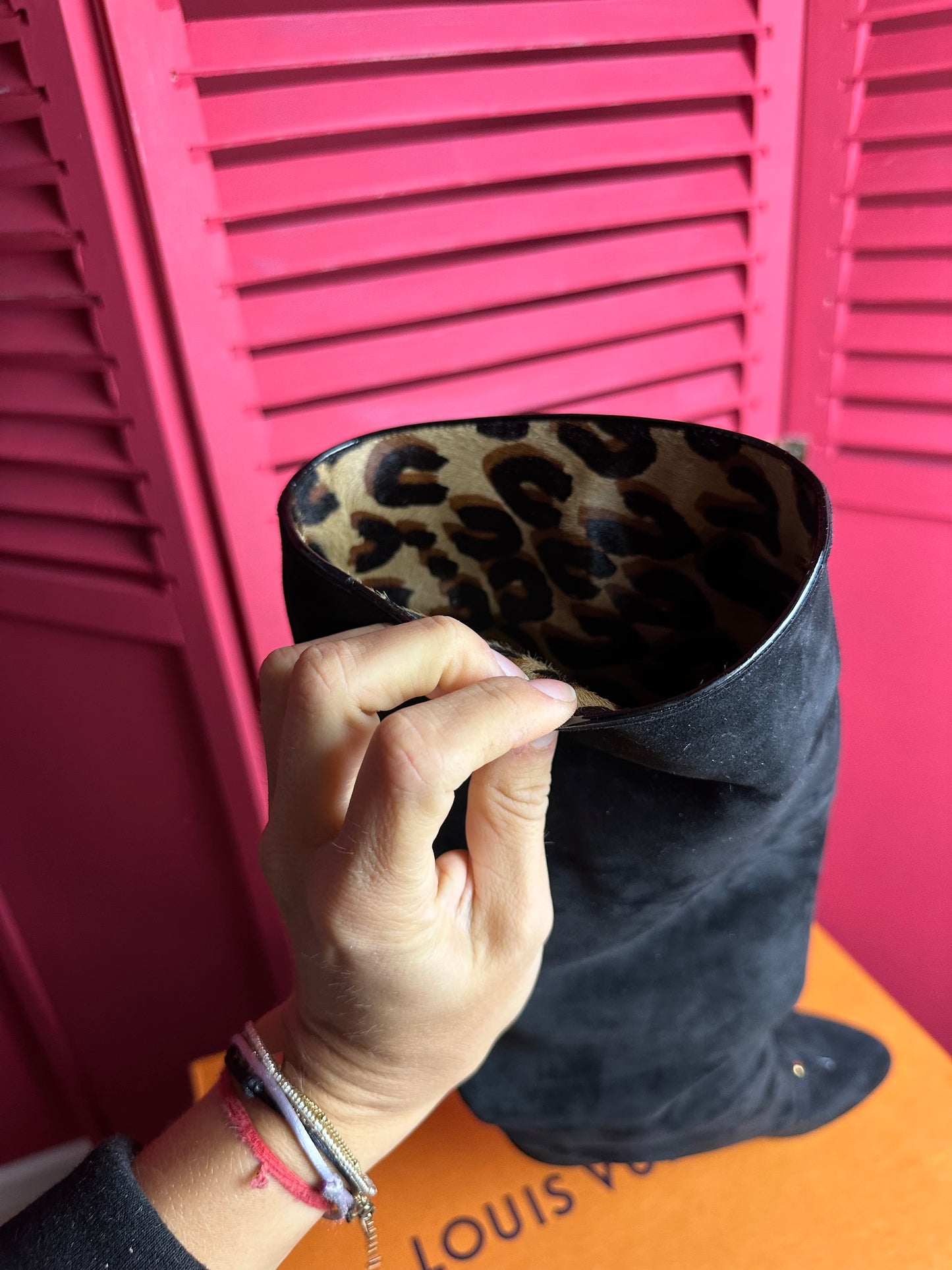 Bottes en daim Louis Vuitton noir/imprimé panthère