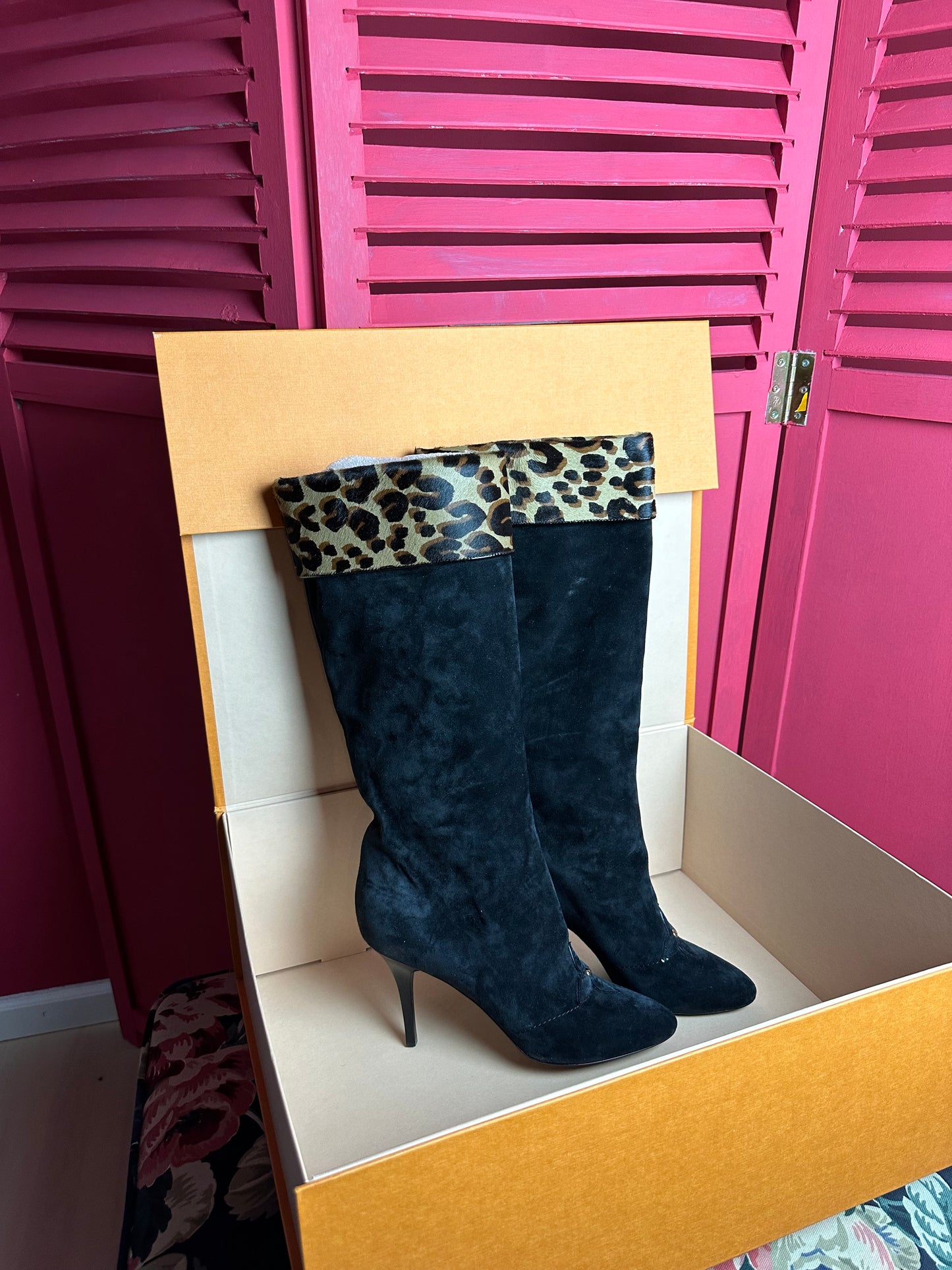 Bottes en daim Louis Vuitton noir/imprimé panthère
