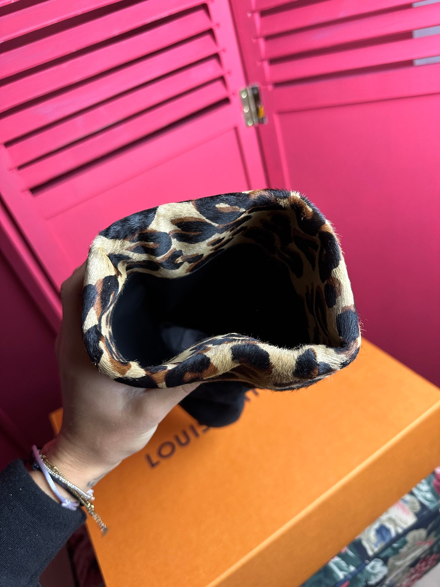 Bottes en daim Louis Vuitton noir/imprimé panthère