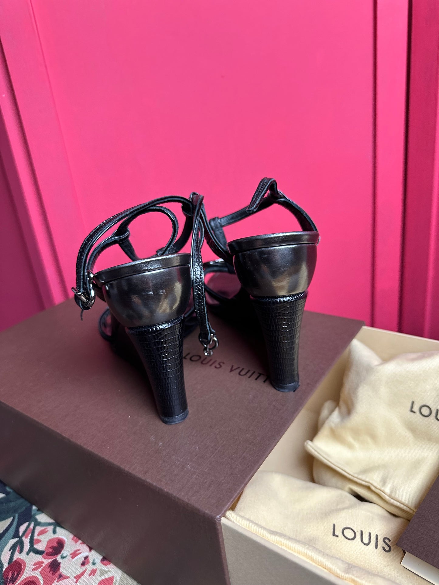 Escarpins compensés papillon Louis Vuitton noirs