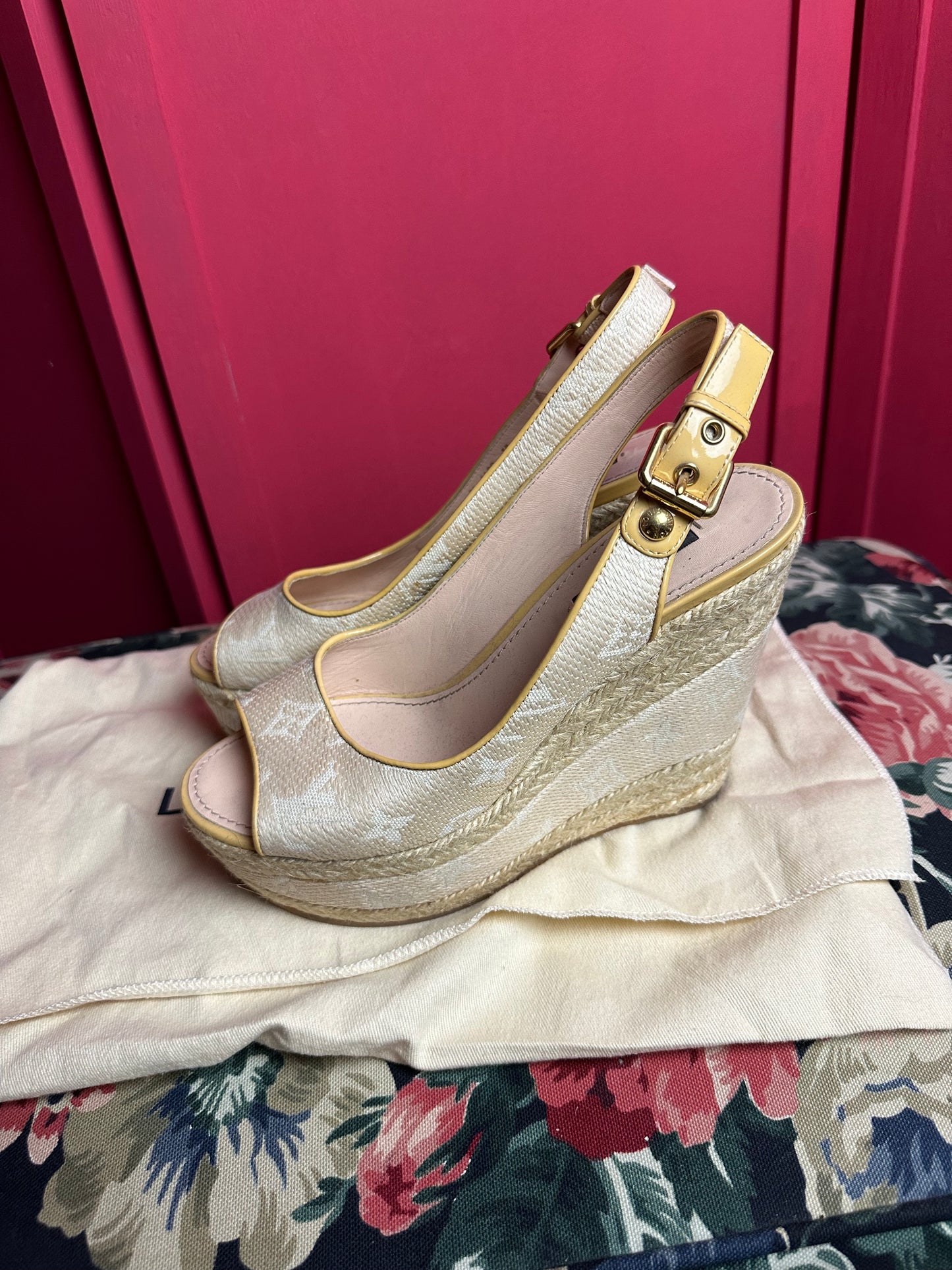 Escarpins compensés beiges Louis Vuitton