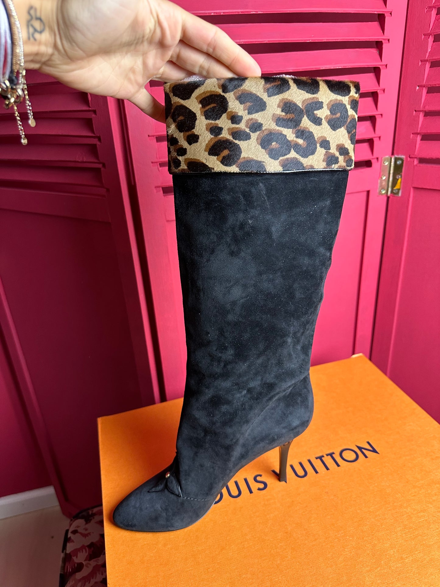 Bottes en daim Louis Vuitton noir/imprimé panthère