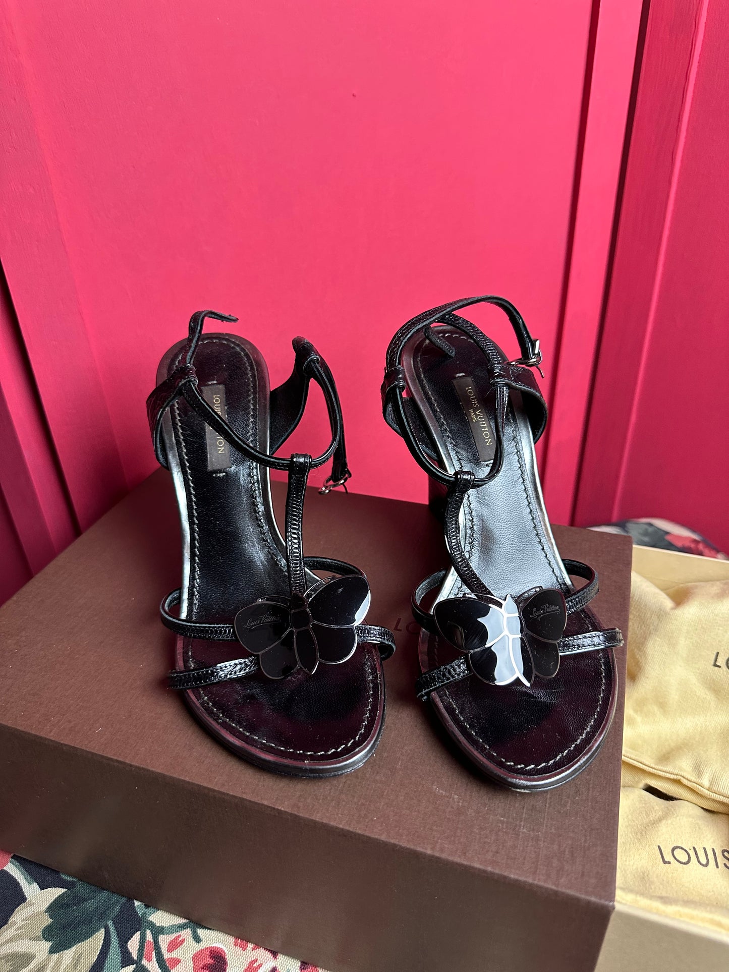 Escarpins compensés papillon Louis Vuitton noirs