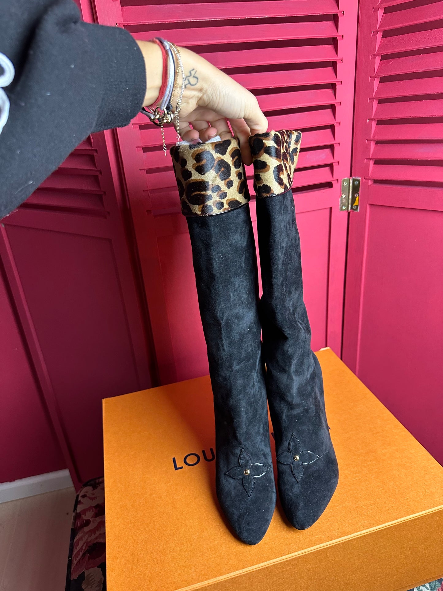 Bottes en daim Louis Vuitton noir/imprimé panthère