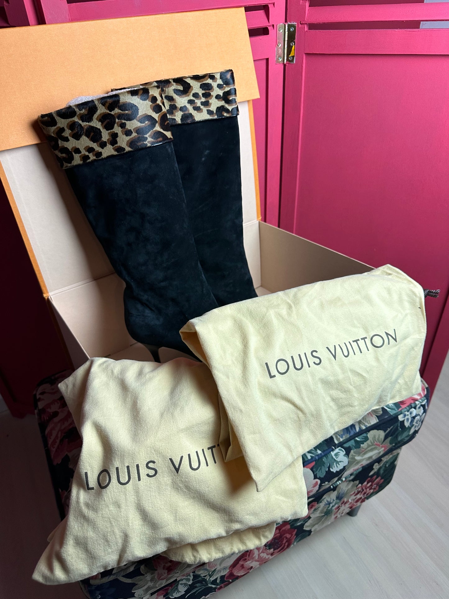 Bottes en daim Louis Vuitton noir/imprimé panthère