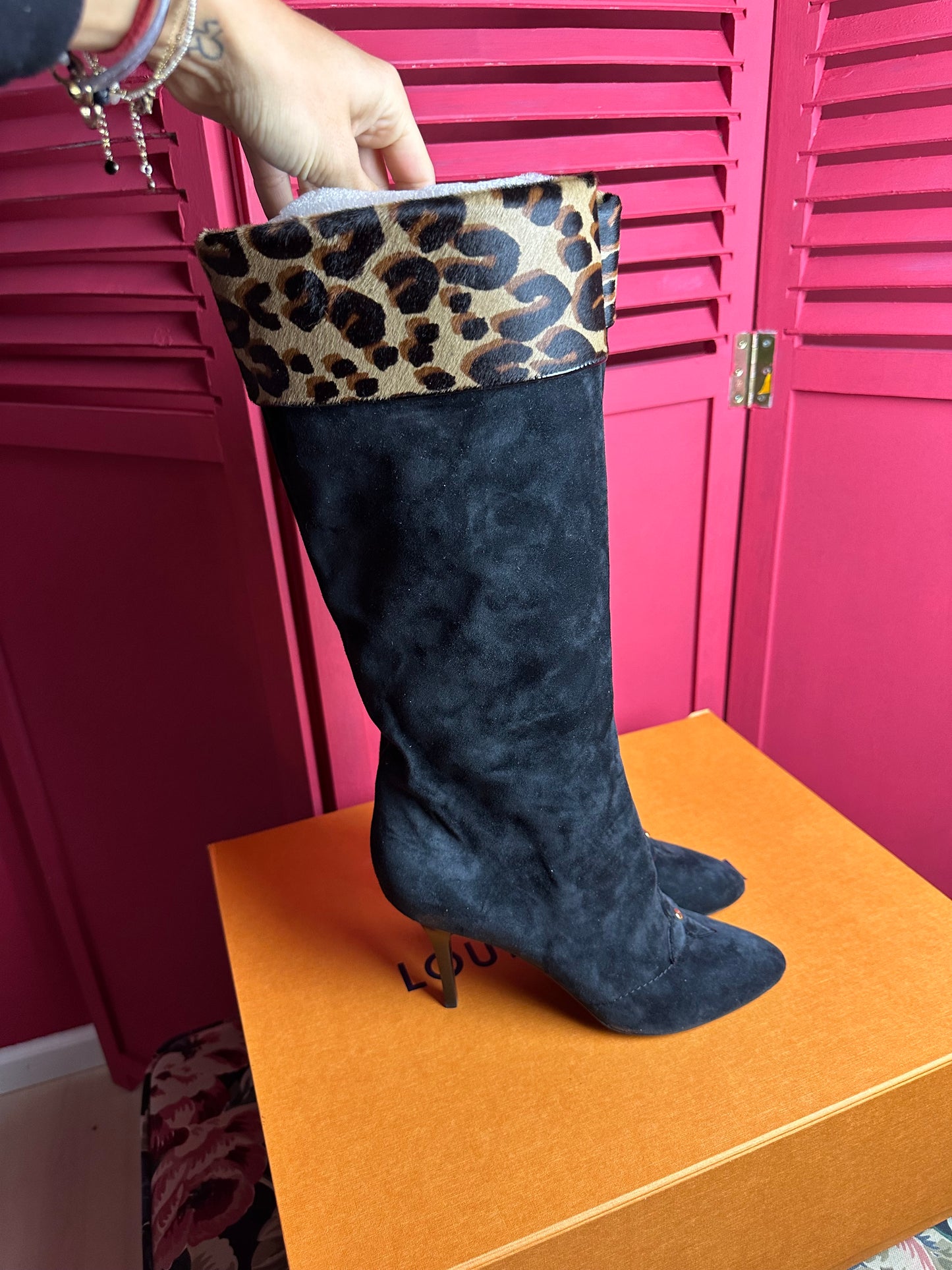 Bottes en daim Louis Vuitton noir/imprimé panthère
