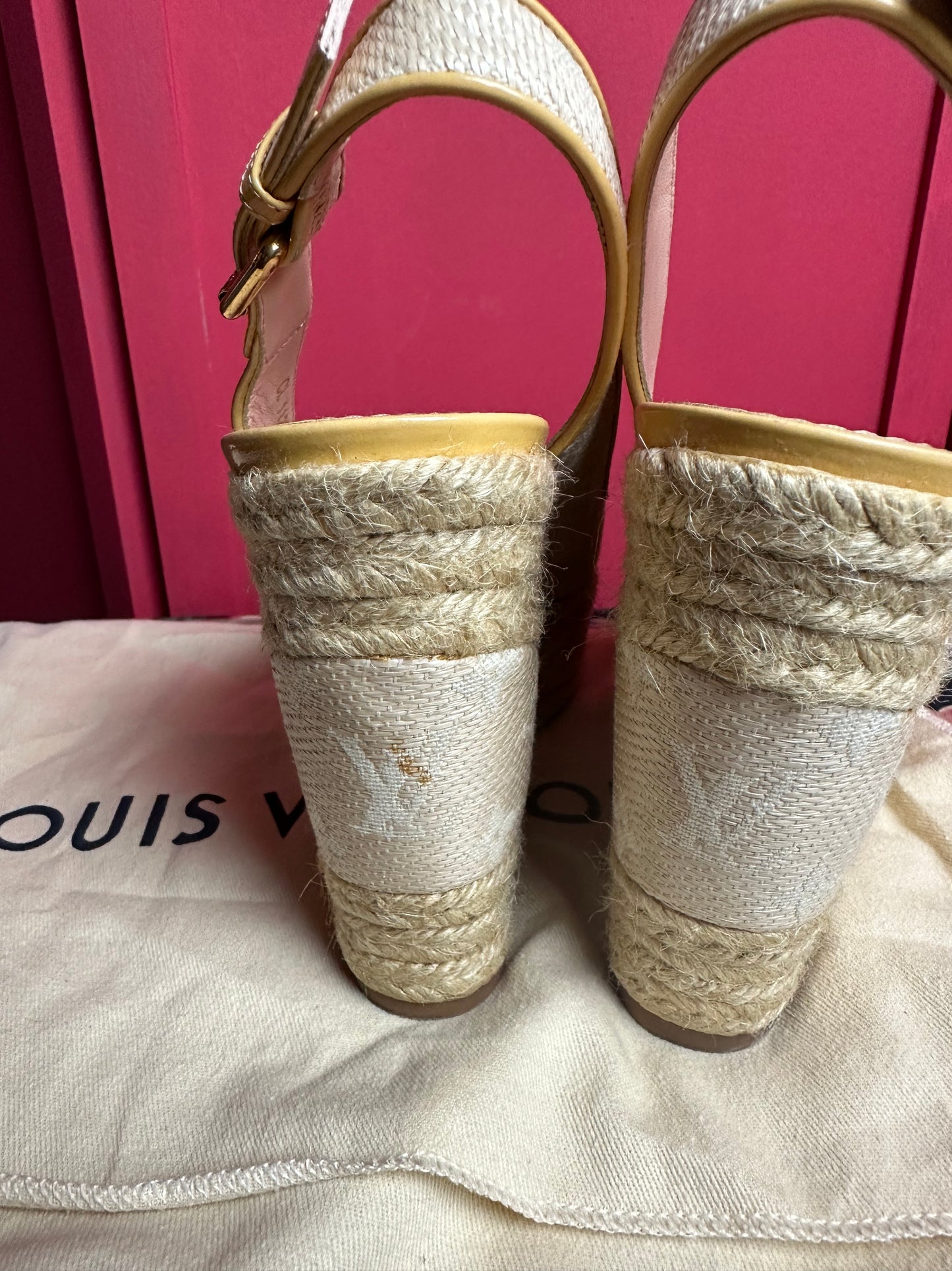 Escarpins compensés beiges Louis Vuitton