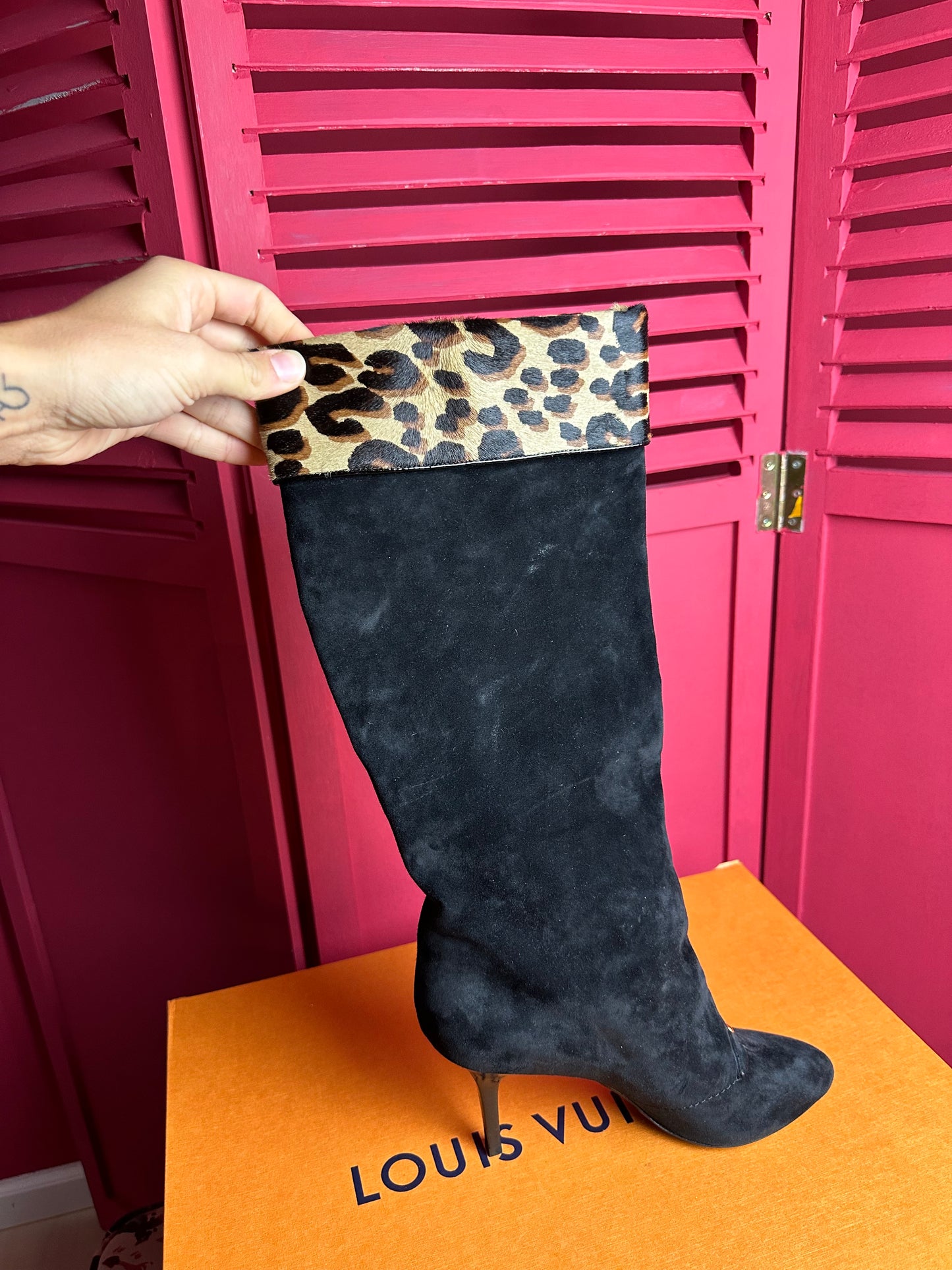 Bottes en daim Louis Vuitton noir/imprimé panthère