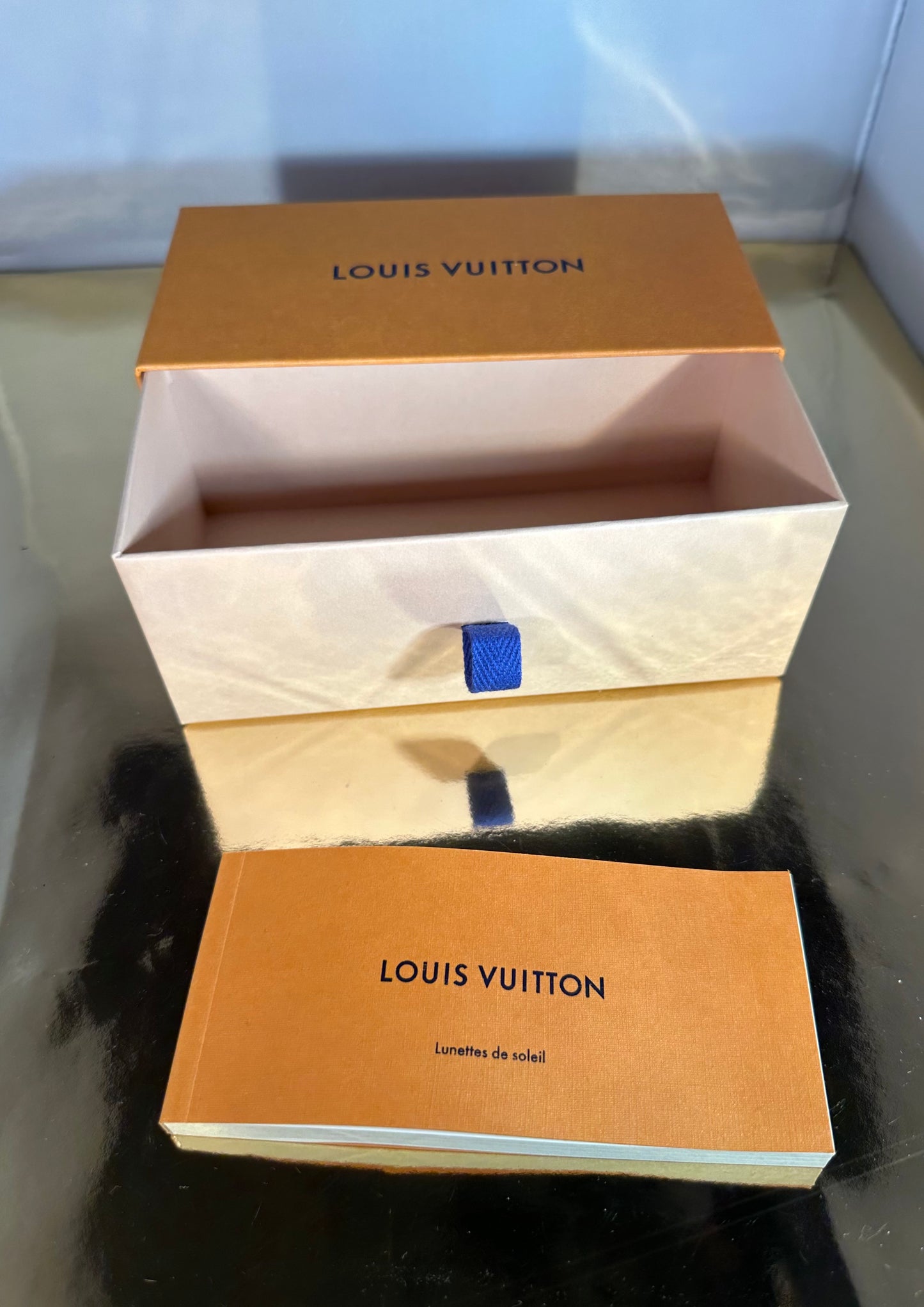 Louis Vuitton zonnebril – rood montuur met Monogram strass details