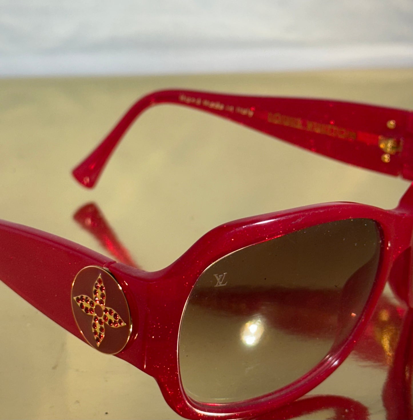 Louis Vuitton zonnebril – rood montuur met Monogram strass details