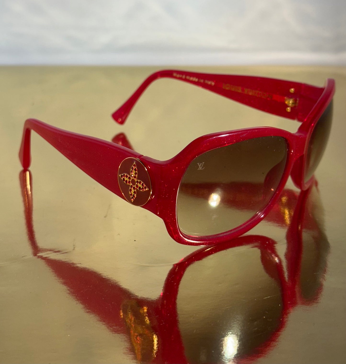 Louis Vuitton zonnebril – rood montuur met Monogram strass details