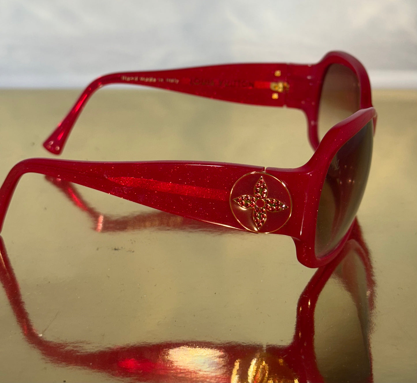 Louis Vuitton zonnebril – rood montuur met Monogram strass details