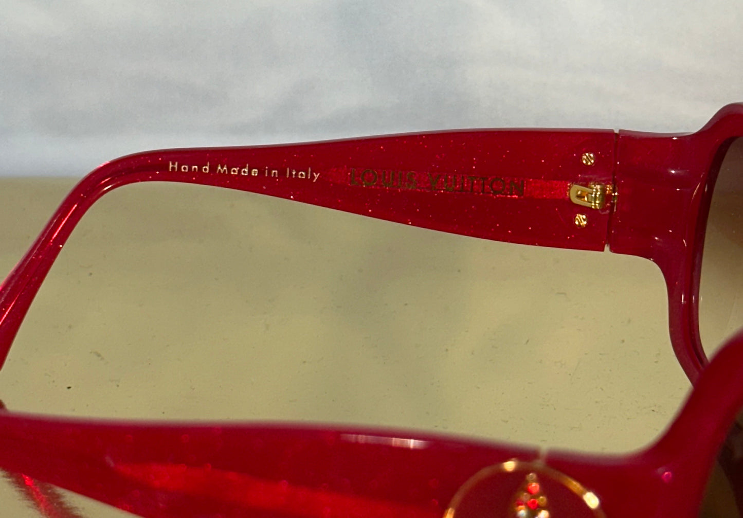 Louis Vuitton zonnebril – rood montuur met Monogram strass details