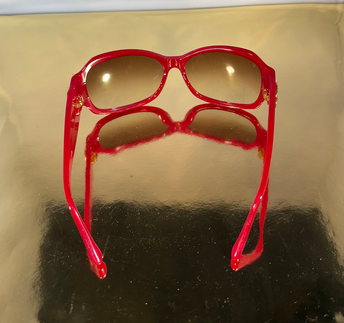 Louis Vuitton zonnebril – rood montuur met Monogram strass details