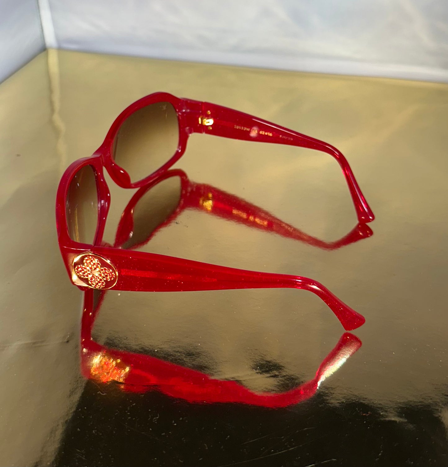 Louis Vuitton zonnebril – rood montuur met Monogram strass details