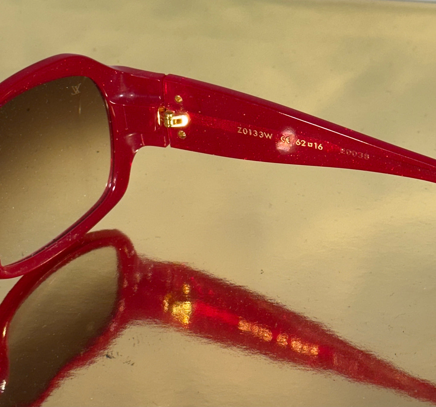 Louis Vuitton zonnebril – rood montuur met Monogram strass details