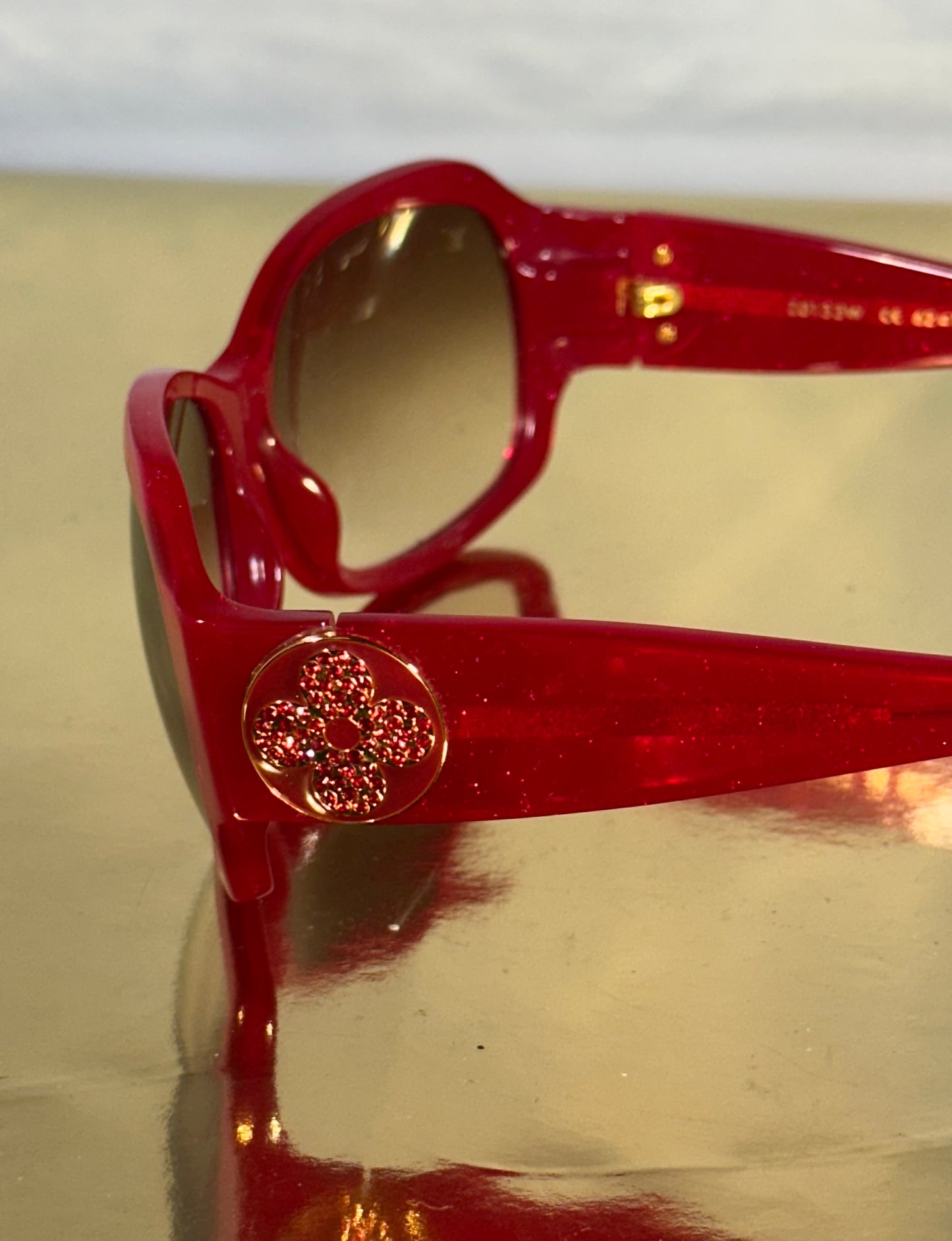 Louis Vuitton zonnebril – rood montuur met Monogram strass details
