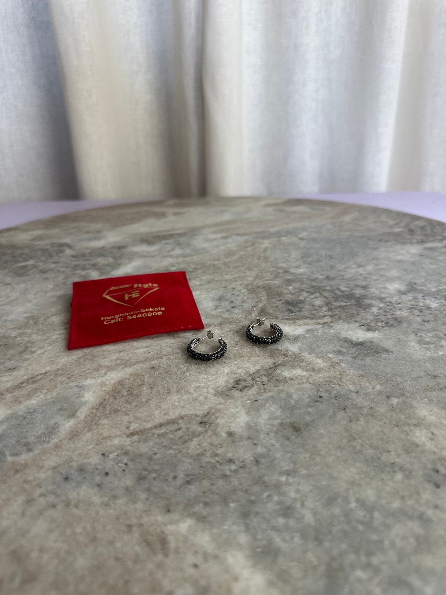 Oorbellen ring klein zwart