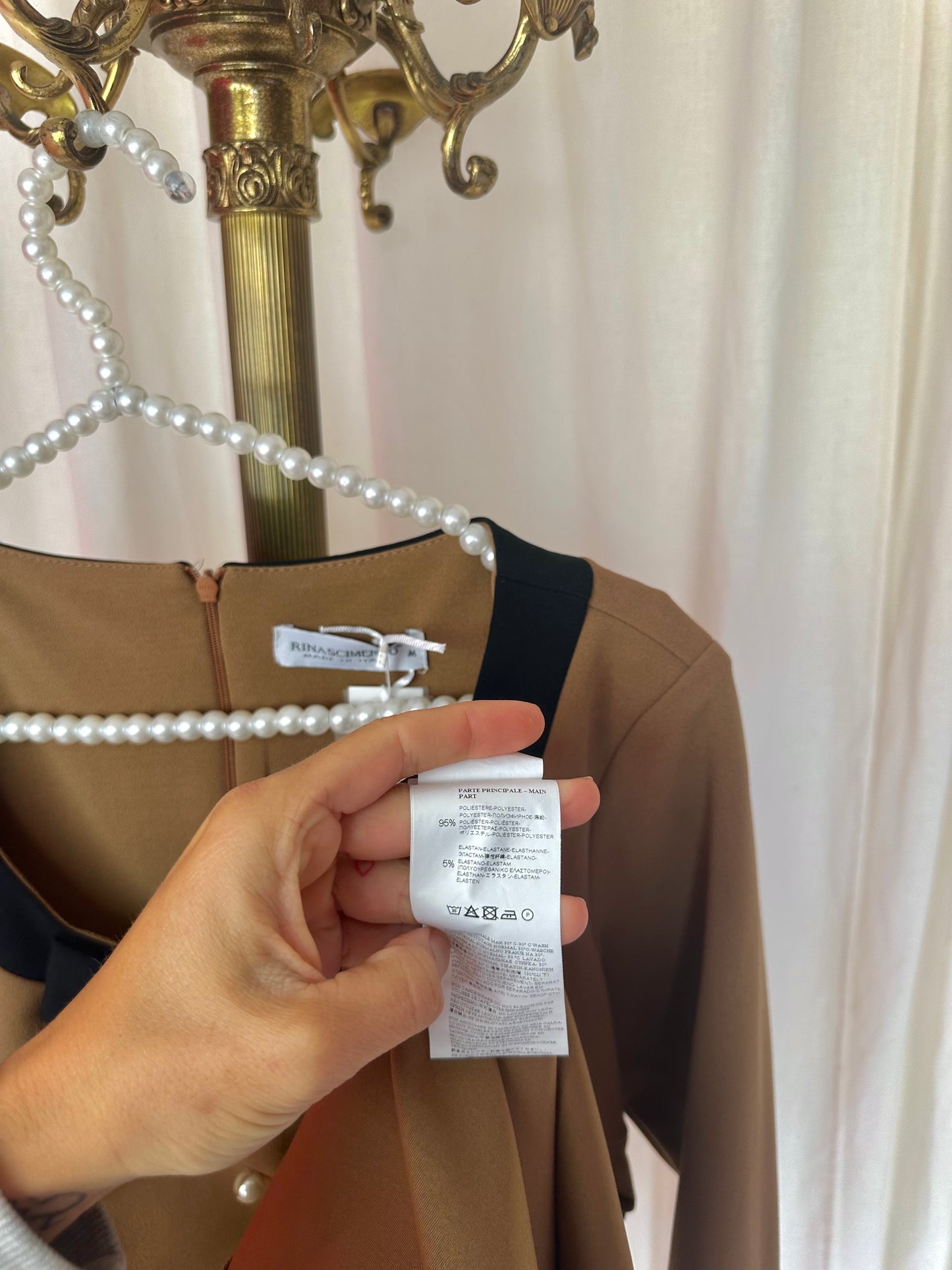Jurk Rinascimento parels camel maat M