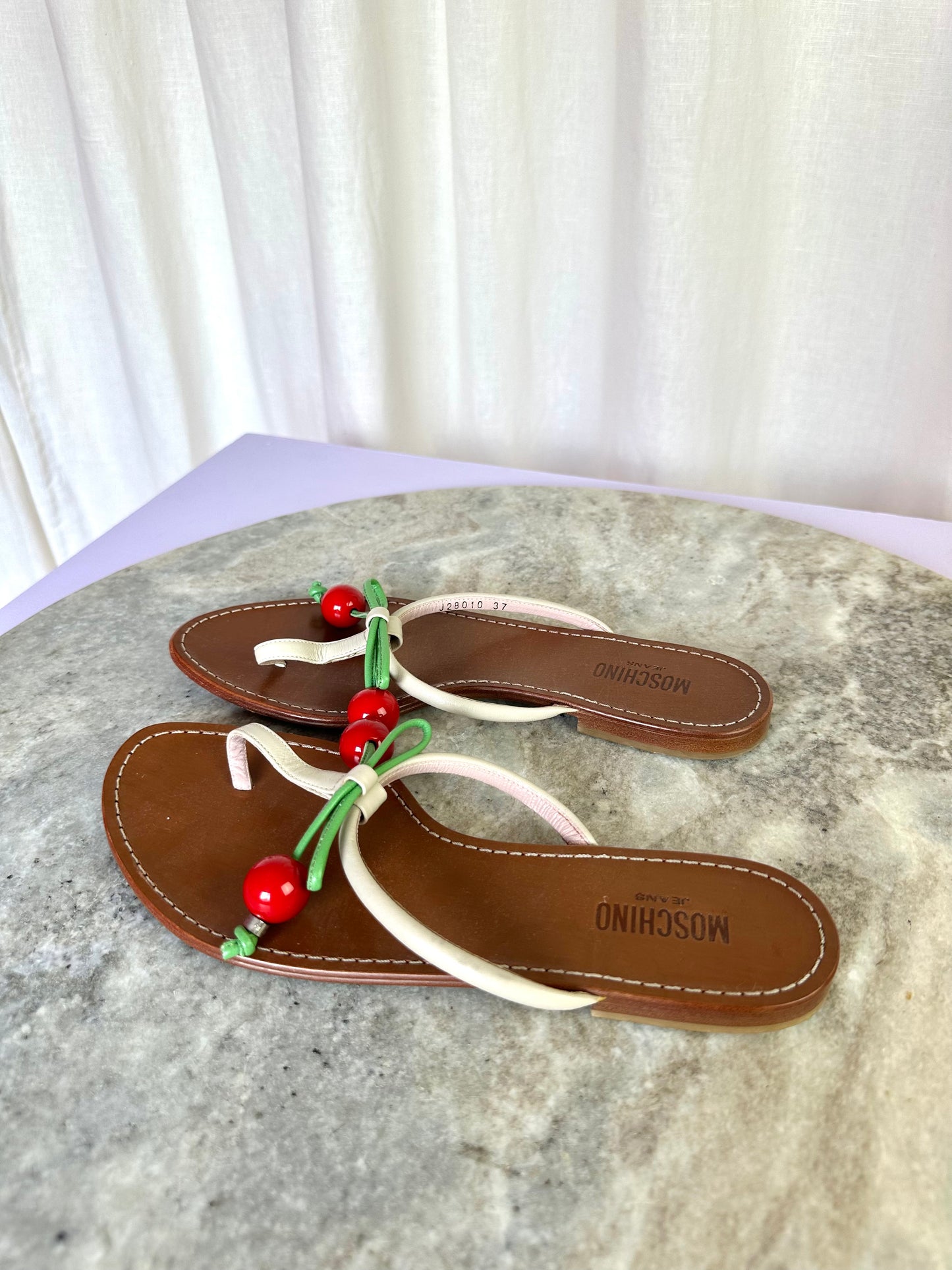 Slippers Moschino kersen maat 37