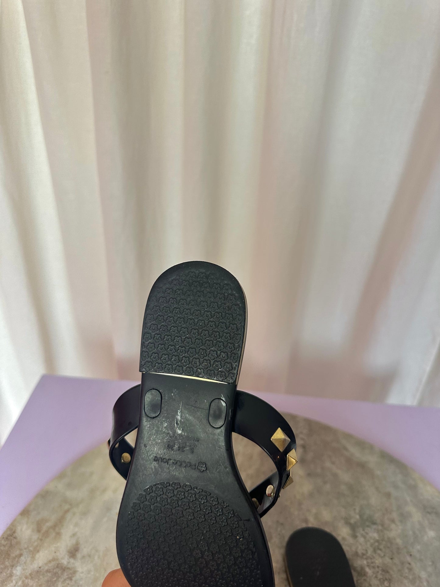 Slippers Petite Jolie zwart studs goud maat 36