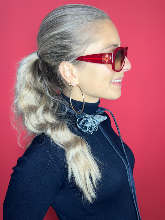 Lunettes de soleil Louis Vuitton – monture rouge avec détails en strass Monogram