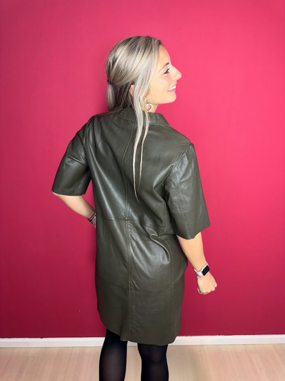 Robe en cuir vert armée
