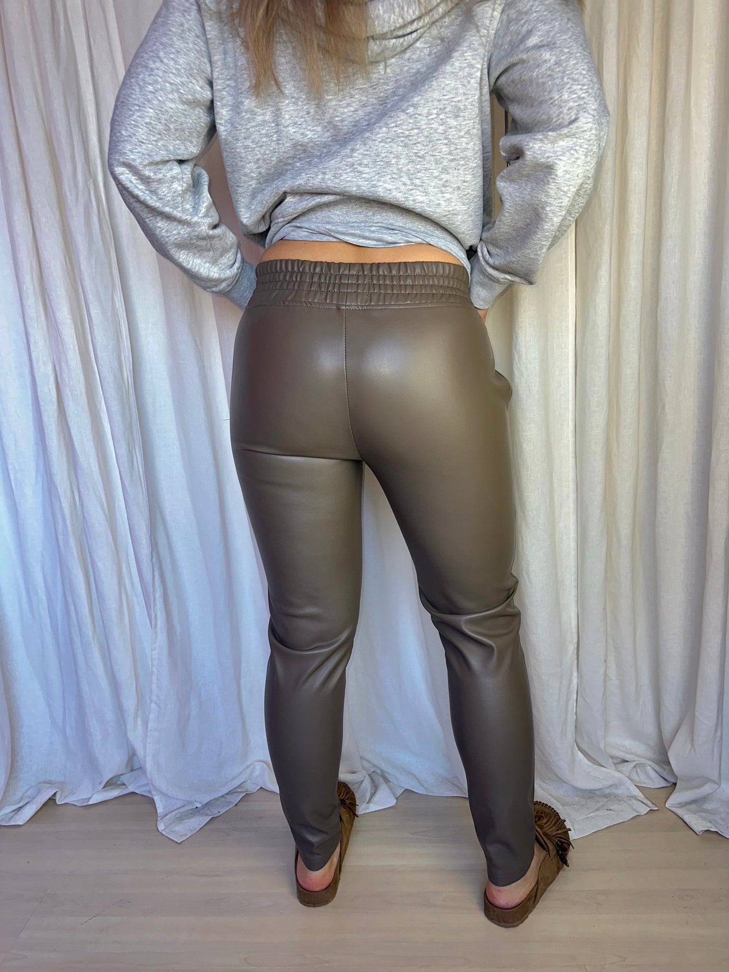 Broek SistersPoint PU leather taupe maat S