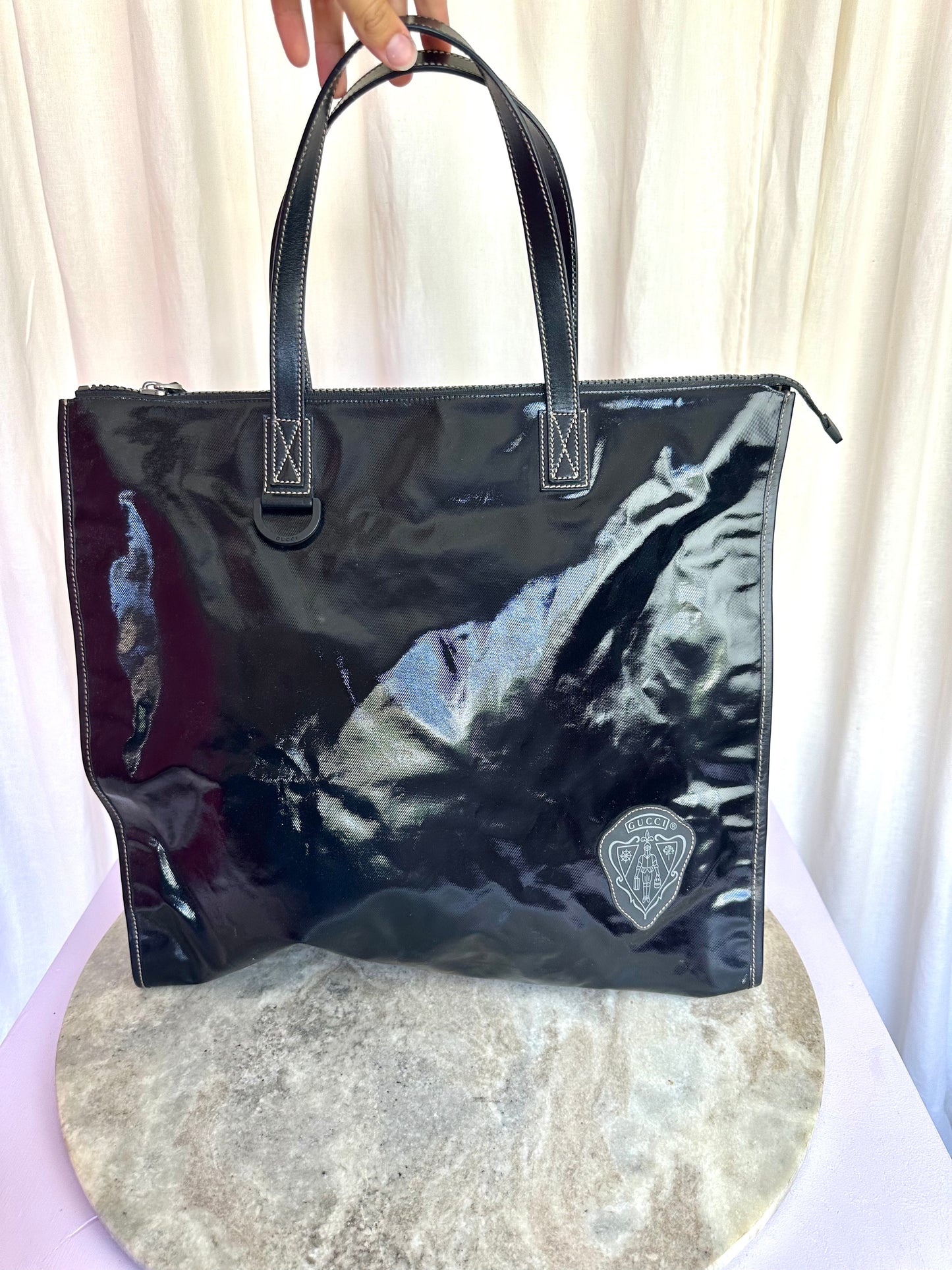 Gucci emblem tote bag lak zwart