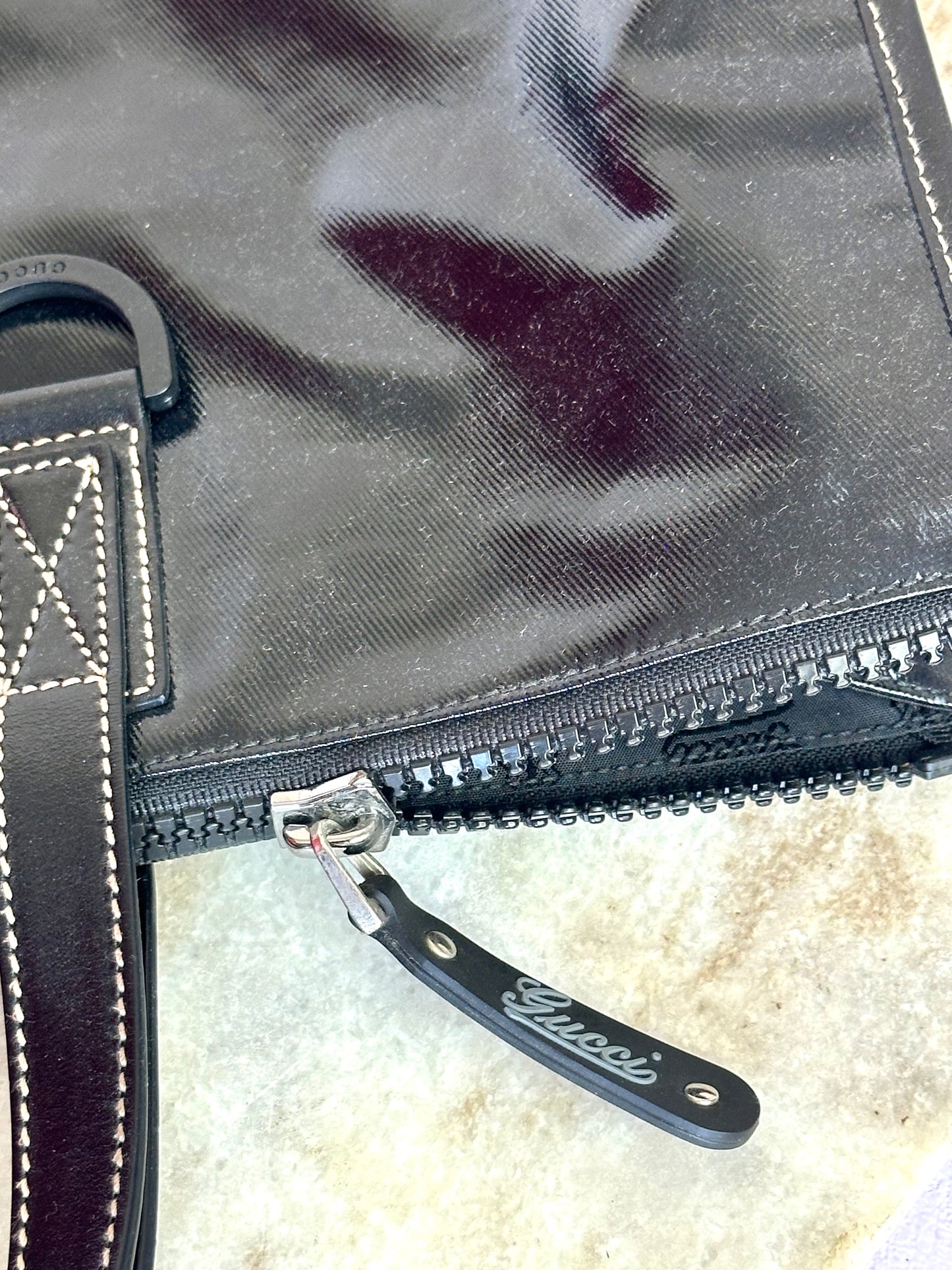 Gucci emblem tote bag lak zwart
