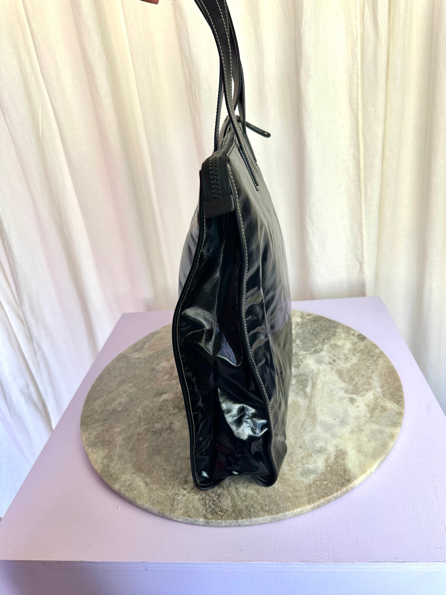 Gucci emblem tote bag lak zwart
