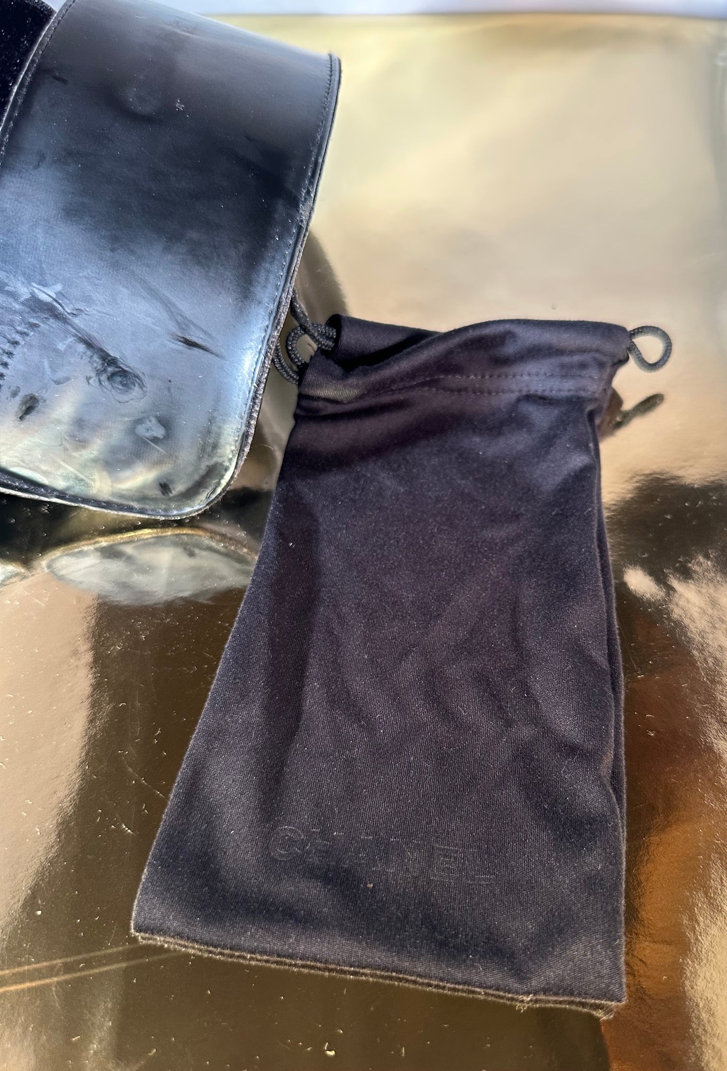 Zonnebril Chanel zwart – met bloem & kristallen