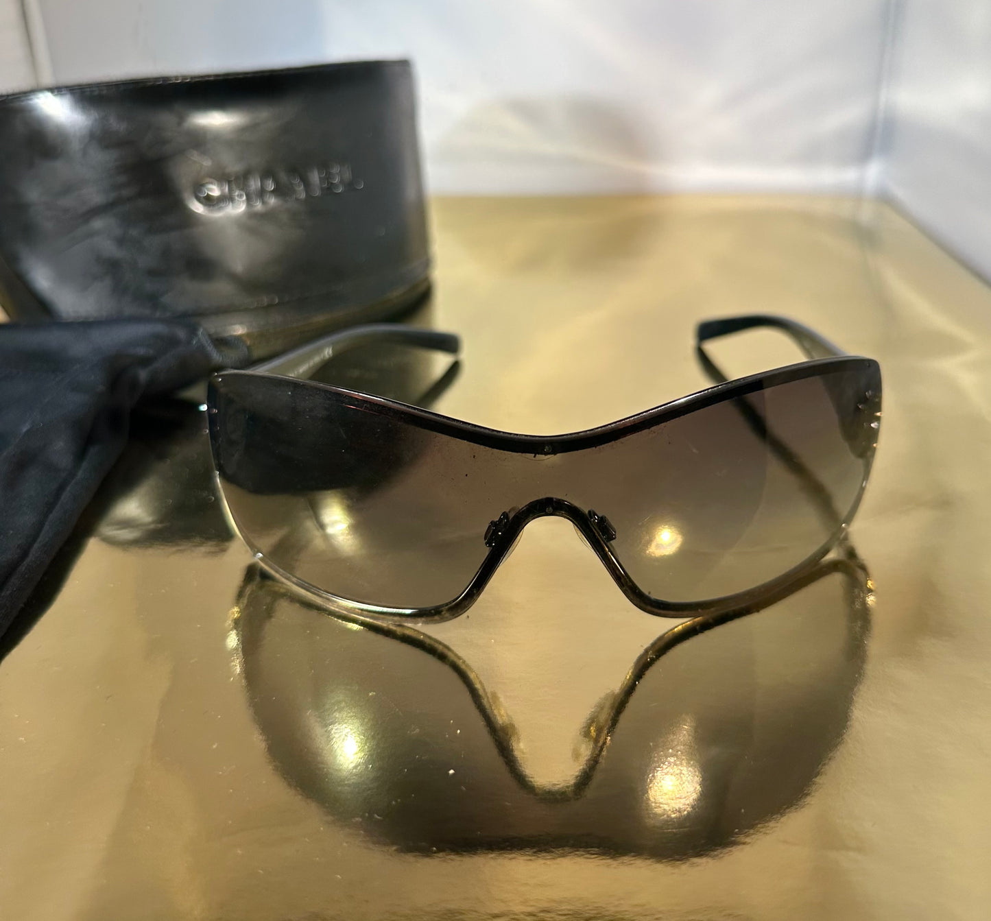 Zonnebril Chanel zwart – met bloem & kristallen