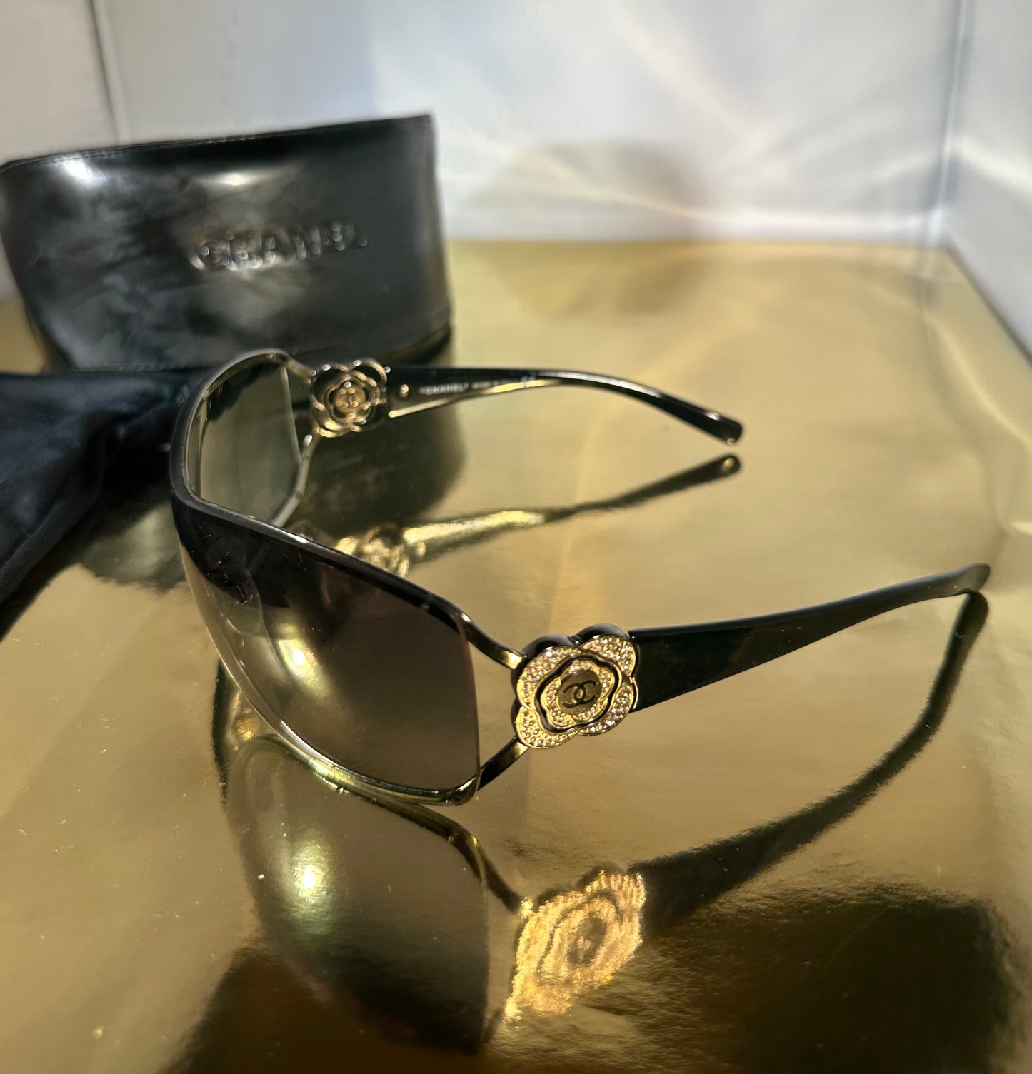 Zonnebril Chanel zwart – met bloem & kristallen