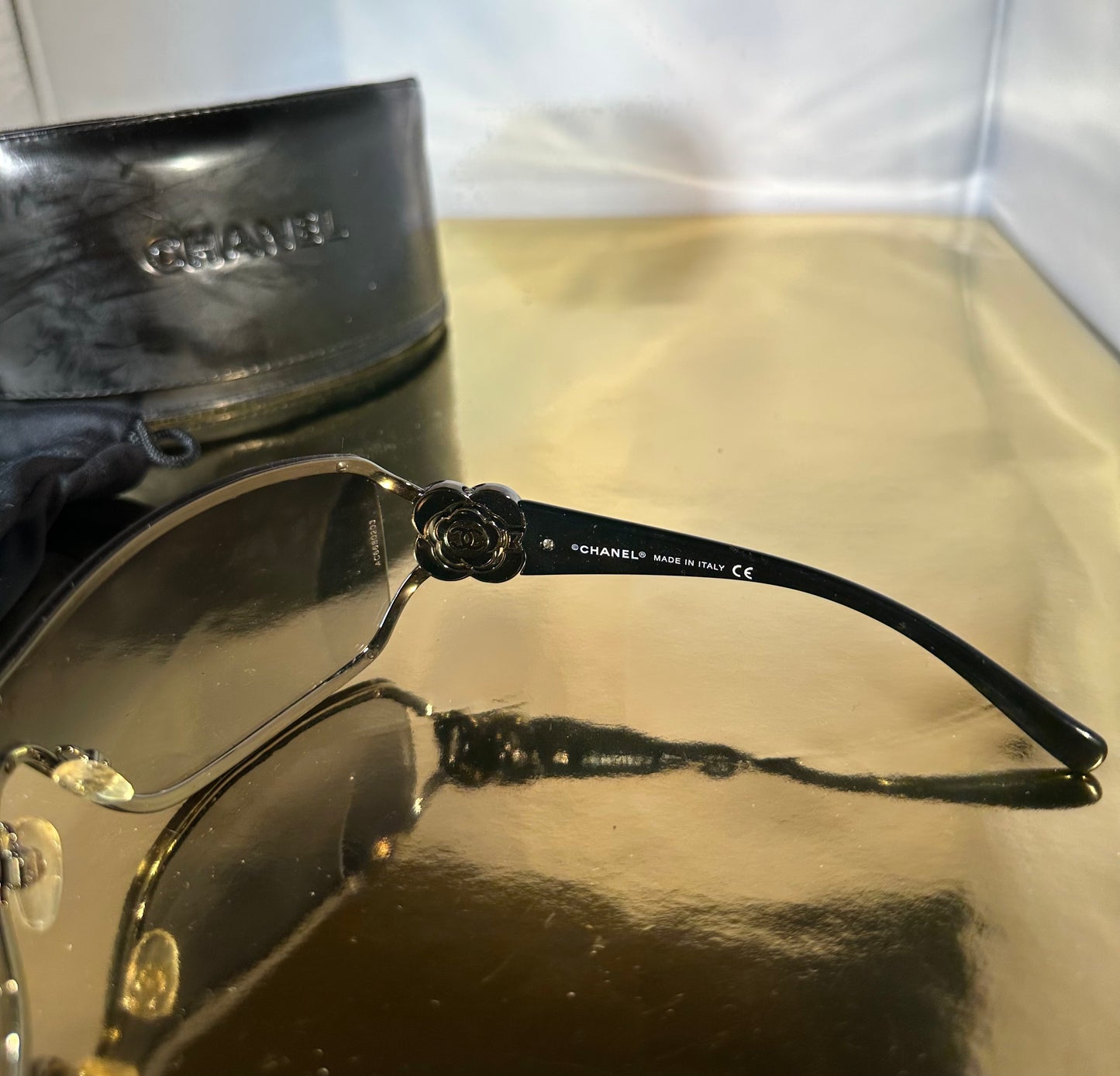 Zonnebril Chanel zwart – met bloem & kristallen