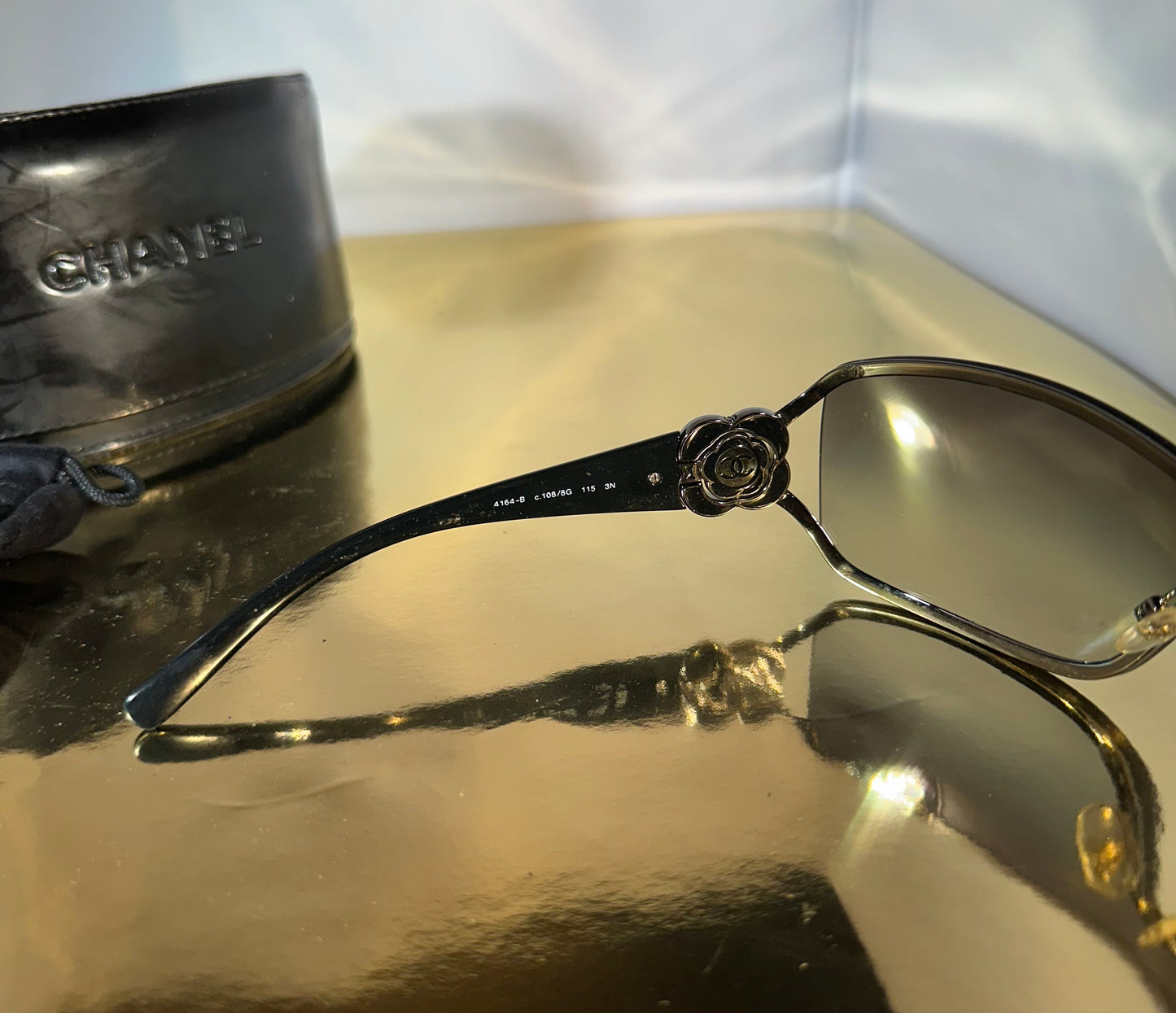 Zonnebril Chanel zwart – met bloem & kristallen
