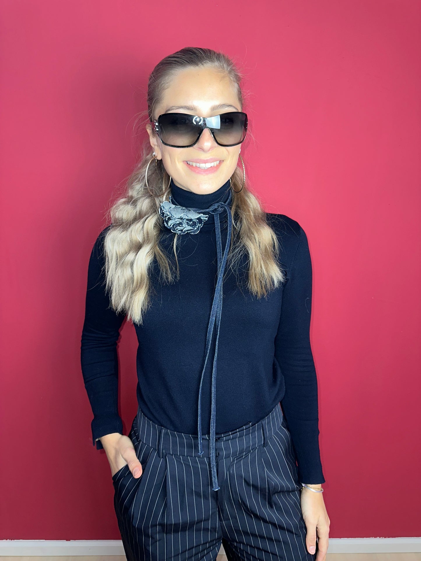 Zonnebril Chanel zwart – met bloem & kristallen
