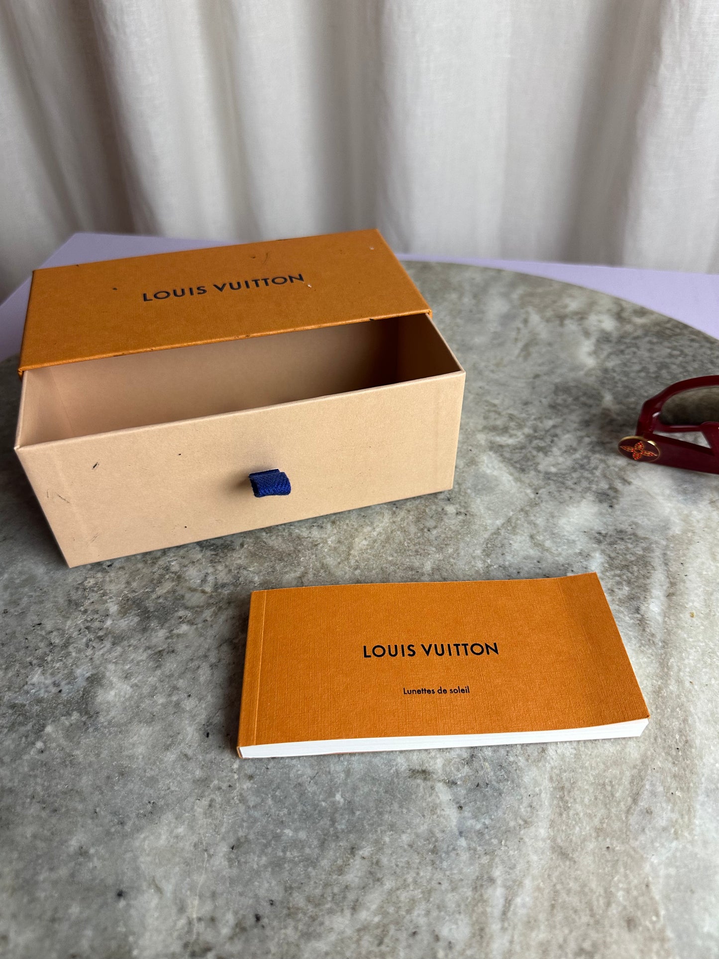 Louis Vuitton zonnebril – rood montuur met Monogram strass details