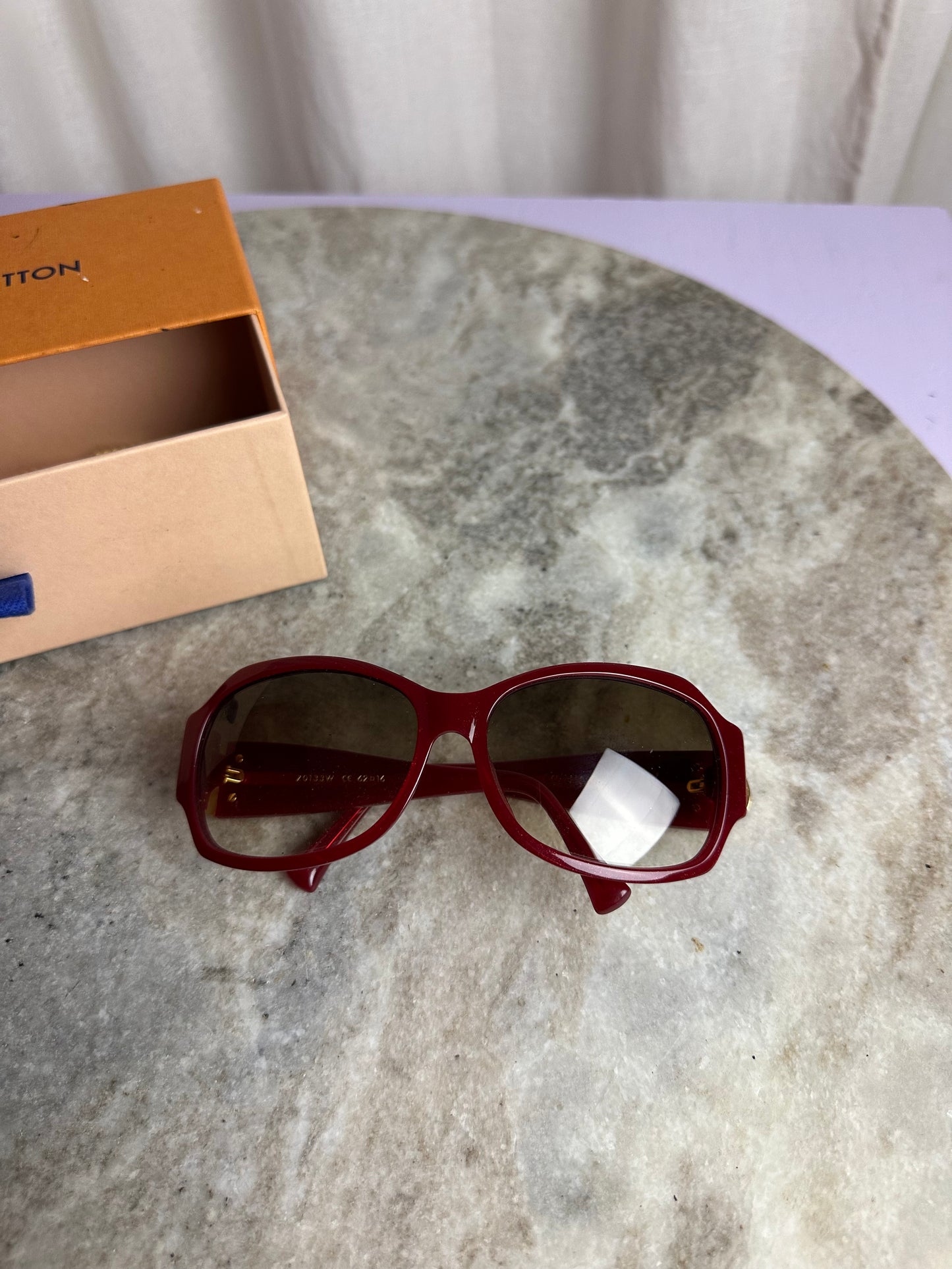 Louis Vuitton zonnebril – rood montuur met Monogram strass details
