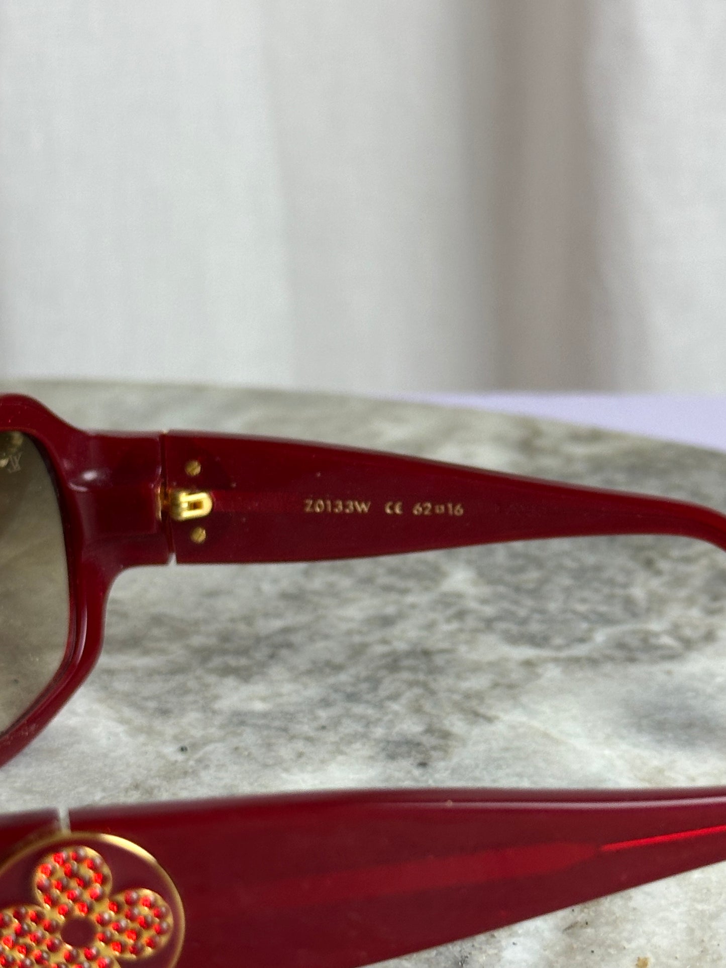 Louis Vuitton zonnebril – rood montuur met Monogram strass details