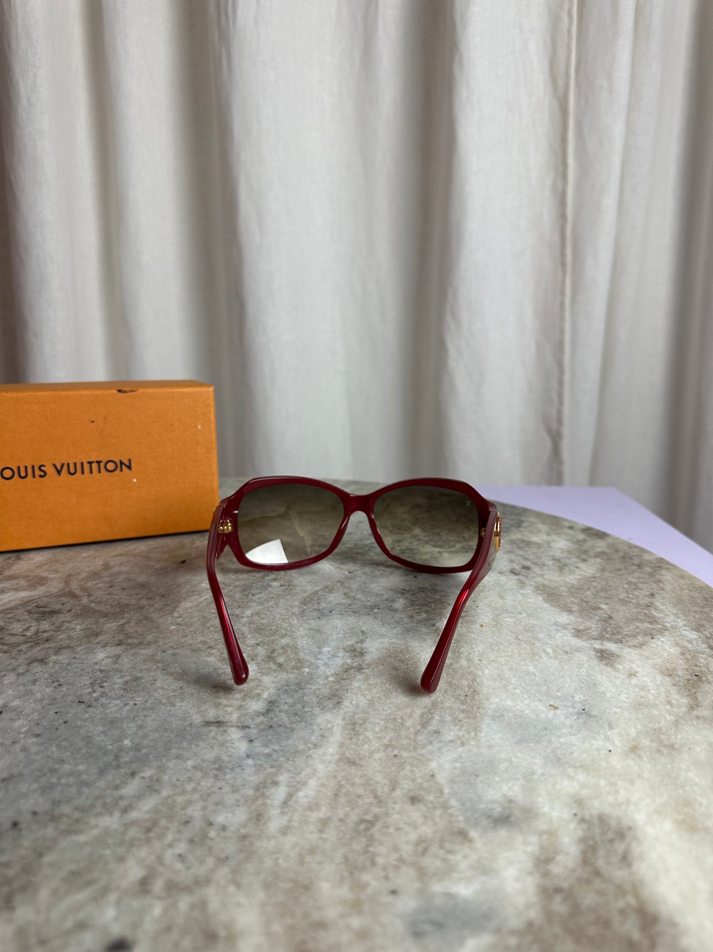 Louis Vuitton zonnebril – rood montuur met Monogram strass details
