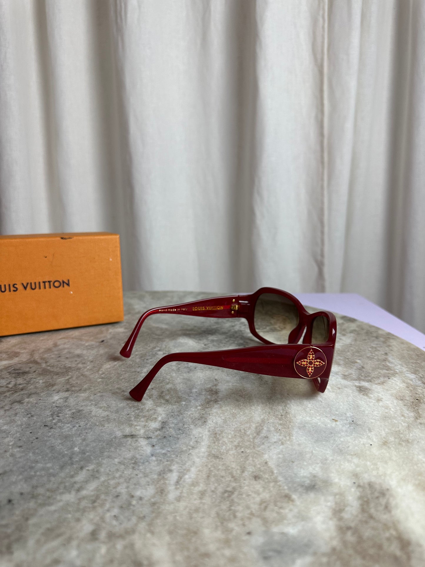 Louis Vuitton zonnebril – rood montuur met Monogram strass details