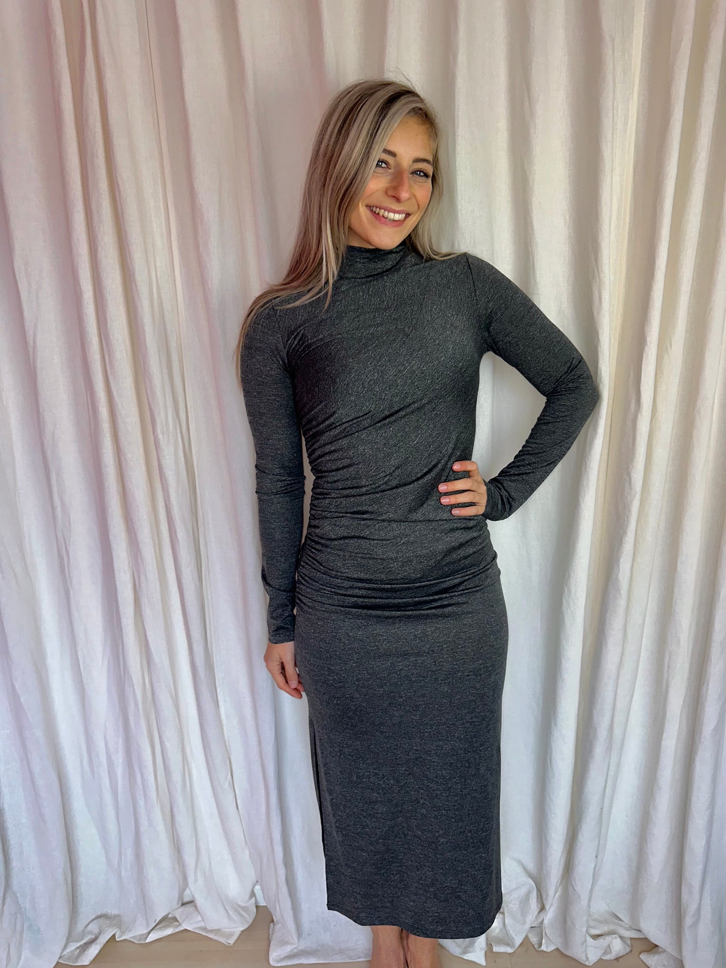 Jurk H&M lang gedrapeerd split donkergrijs maat S