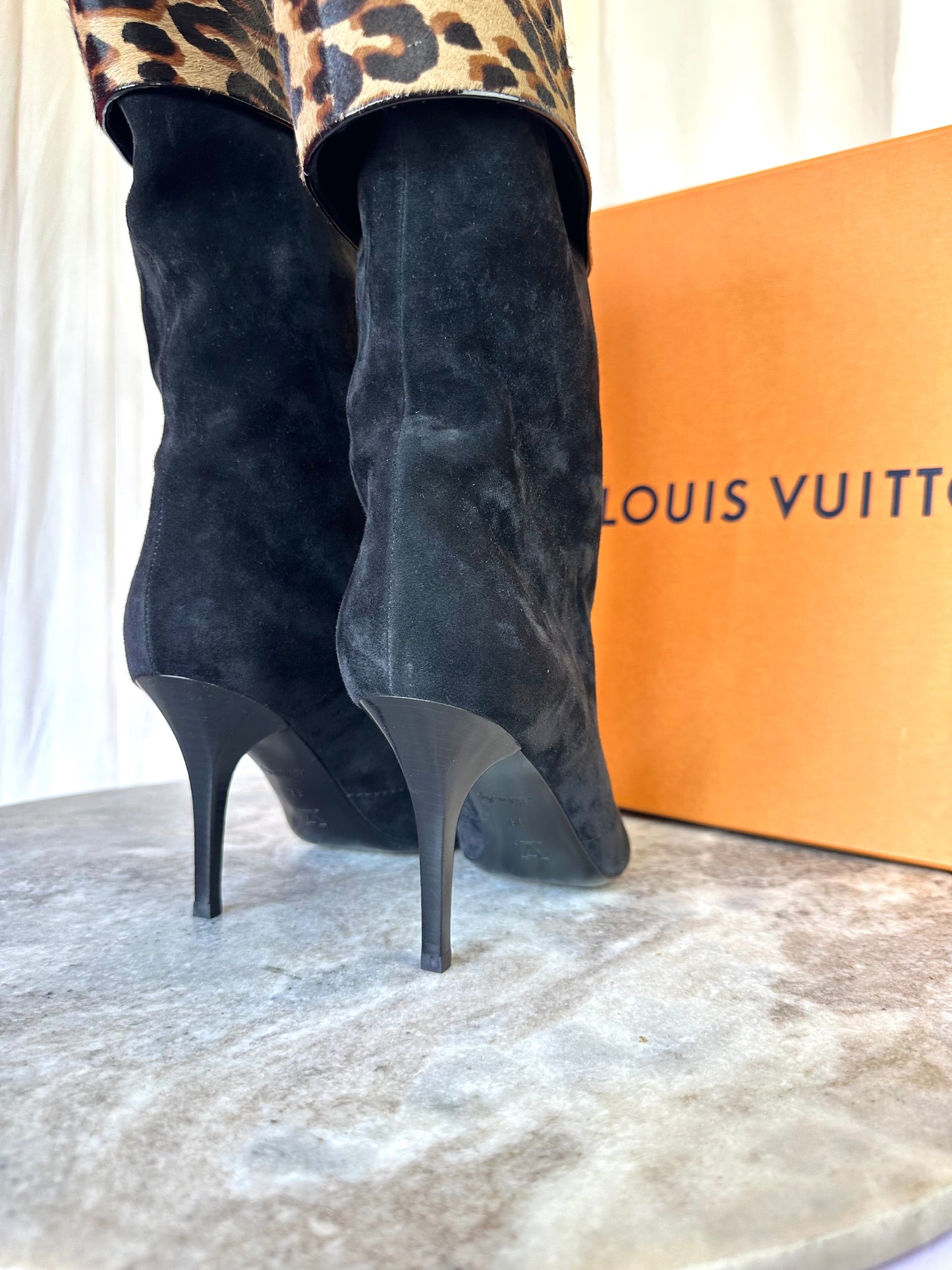 Laarzen Louis Vuitton suede zwart/ panterprint - Maat 39